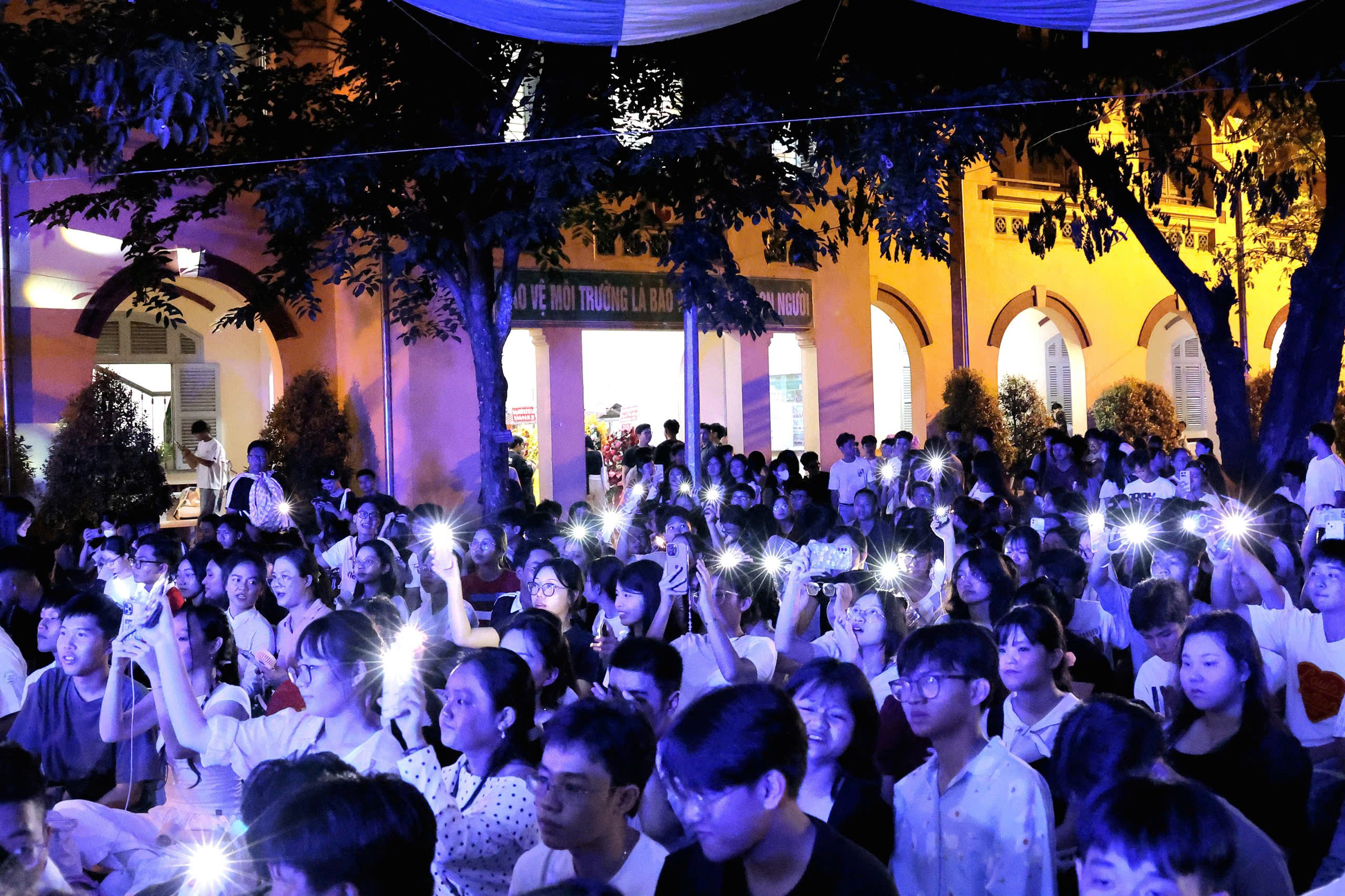 Các em học sinh nhiệt tình cổ vũ chương trình.