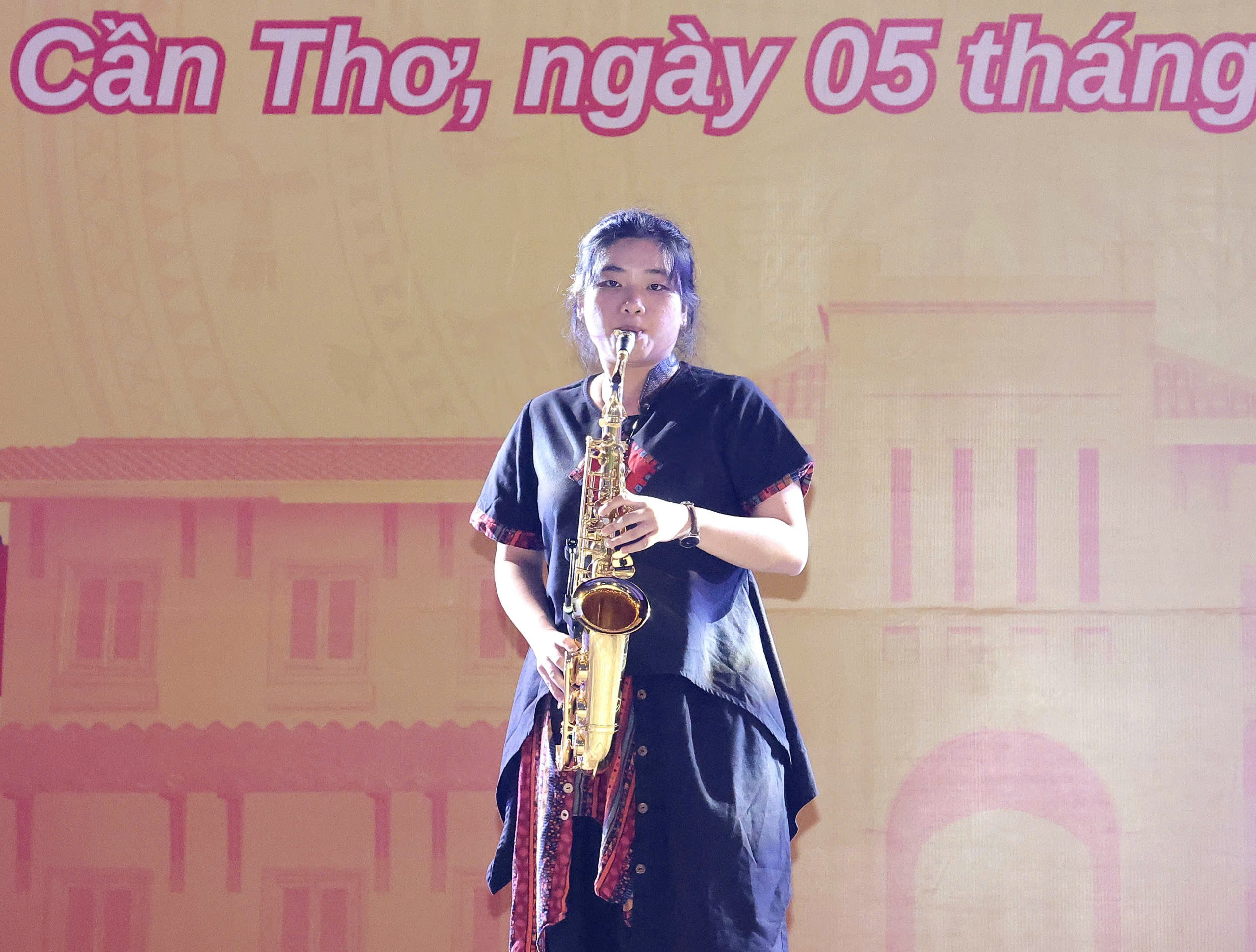 Sự xuất hiện của các màn độc tấu nhạc cụ càng làm chương trình thêm đa dạng, thu hút.