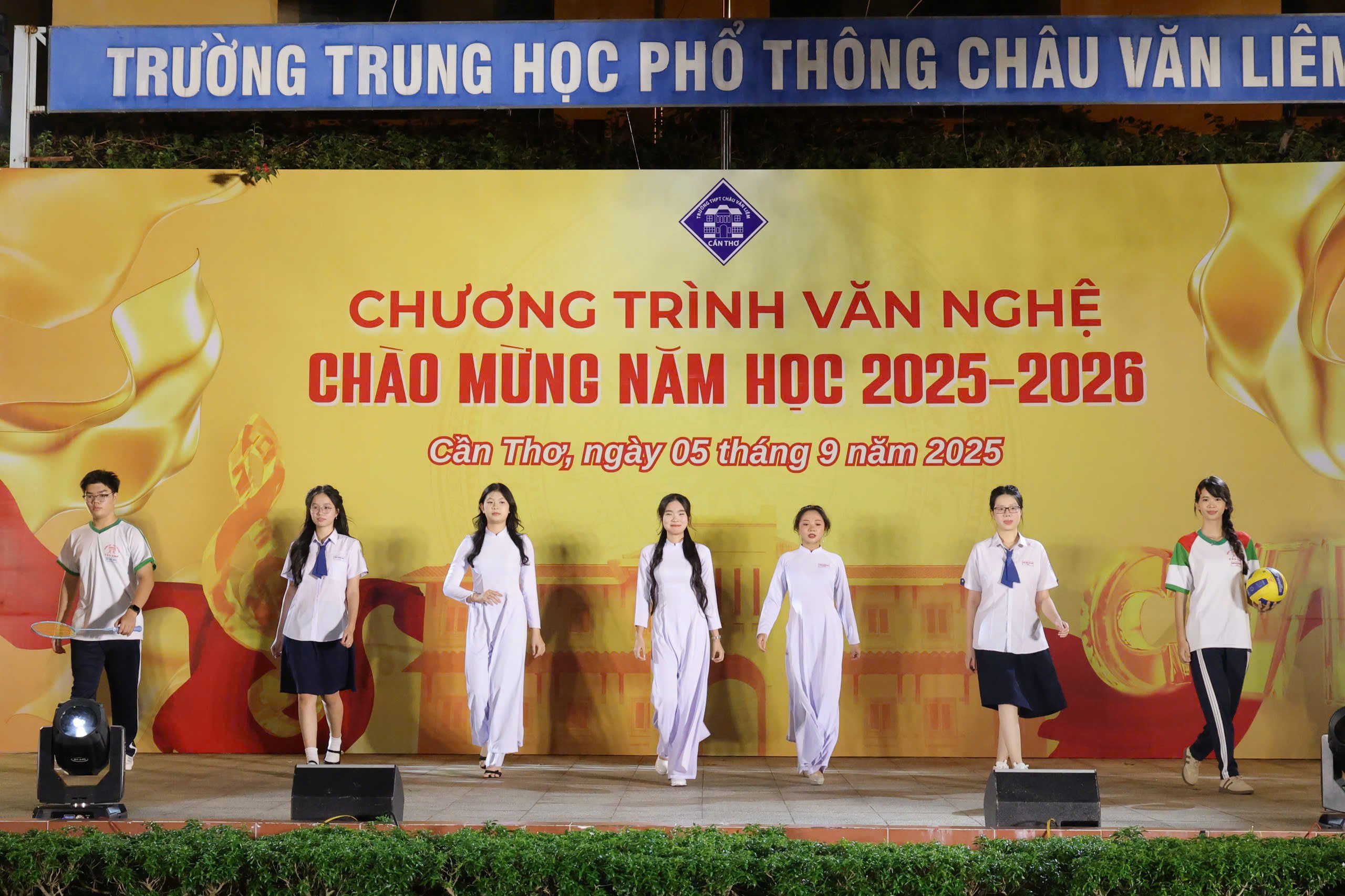 Tiết mục thời trang giới thiệu nét đẹp, sự hồn nhiên của tuổi học trò.