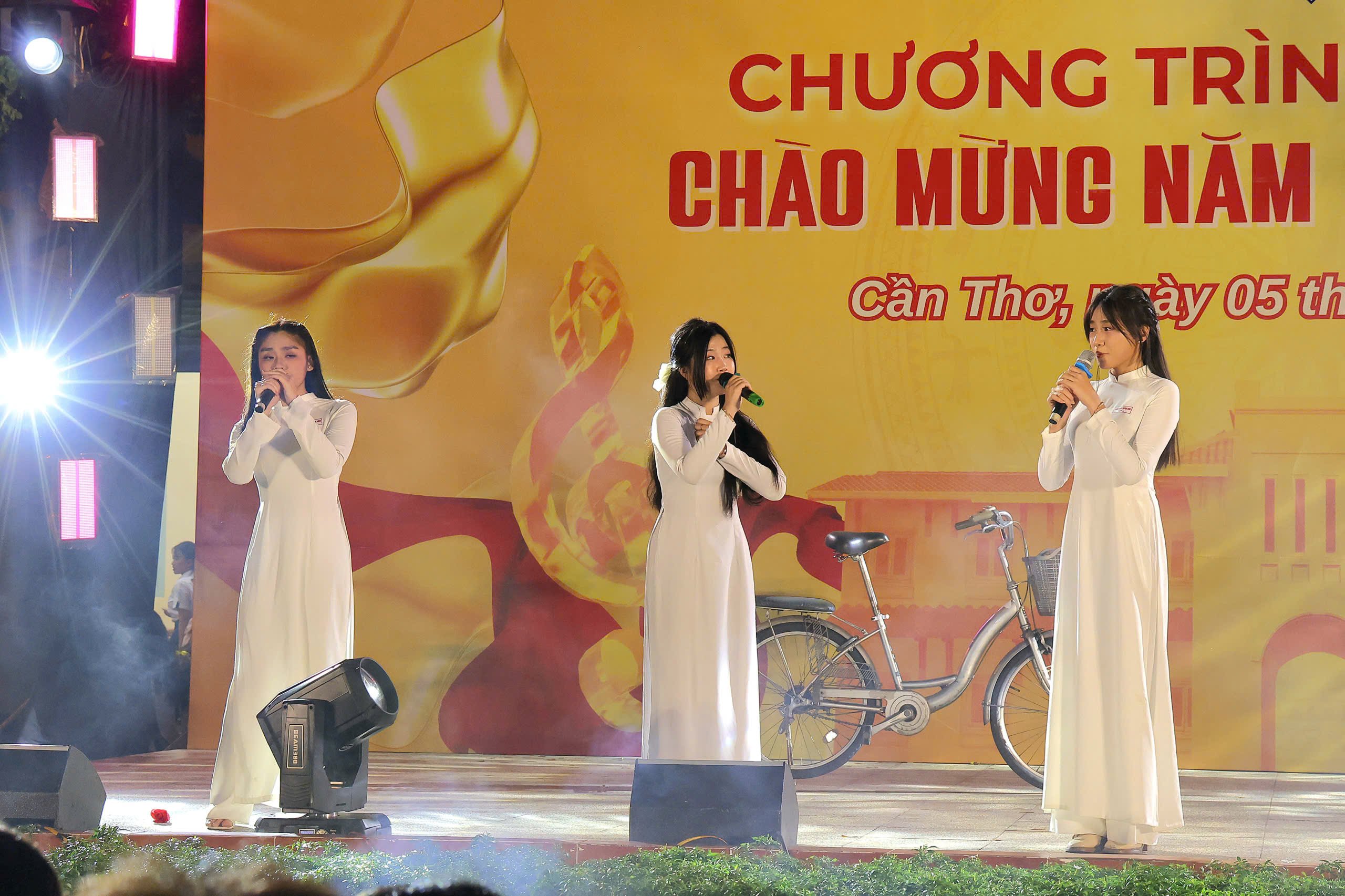 Tiết mục ca ngợi mái trường thân yêu được thể hiện qua những giai điệu trữ tình.