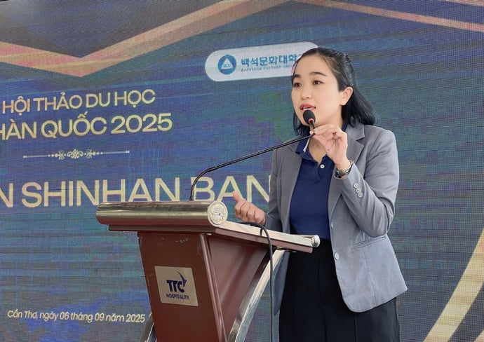 Bà Vương Thiệu Vy- Trưởng phòng Dịch vụ Khách hàng Cá nhân Ngân hàng Shinhan chi nhánh Cần Thơ thông tin về các gói hỗ trợ tài chính cho du học sinh.
