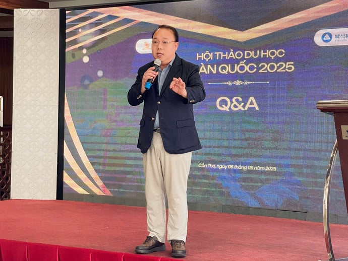 Ông Kim Byungchun- đại diện Trường Đại học Baekseok giao lưu, trực tiếp giải đáp thắc mắc của học sinh, sinh viên.