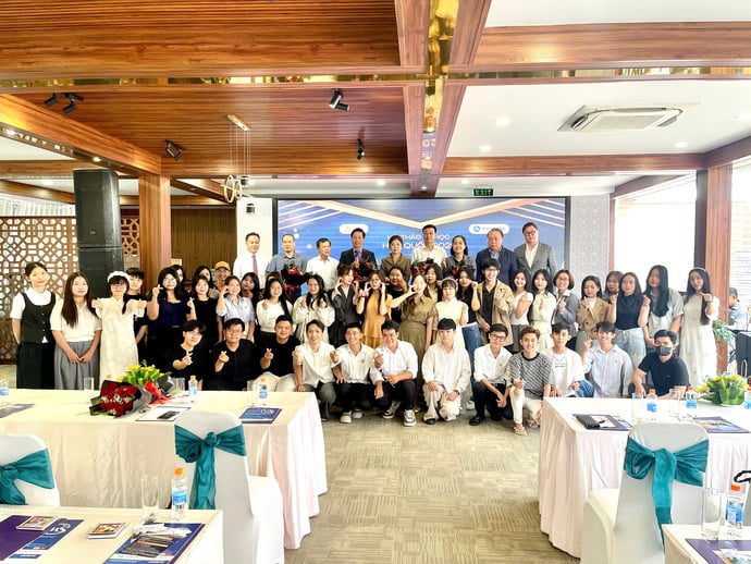Chụp ảnh lưu niệm cùng đại biểu tham gia.