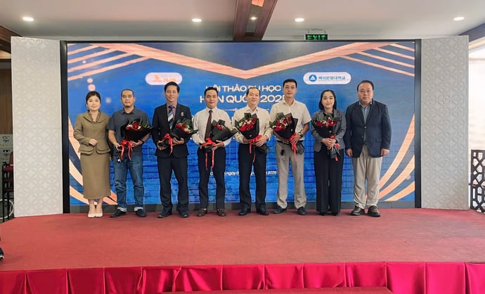 BTC tặng hoa cám ơn các doanh nghiệp đồng hành.