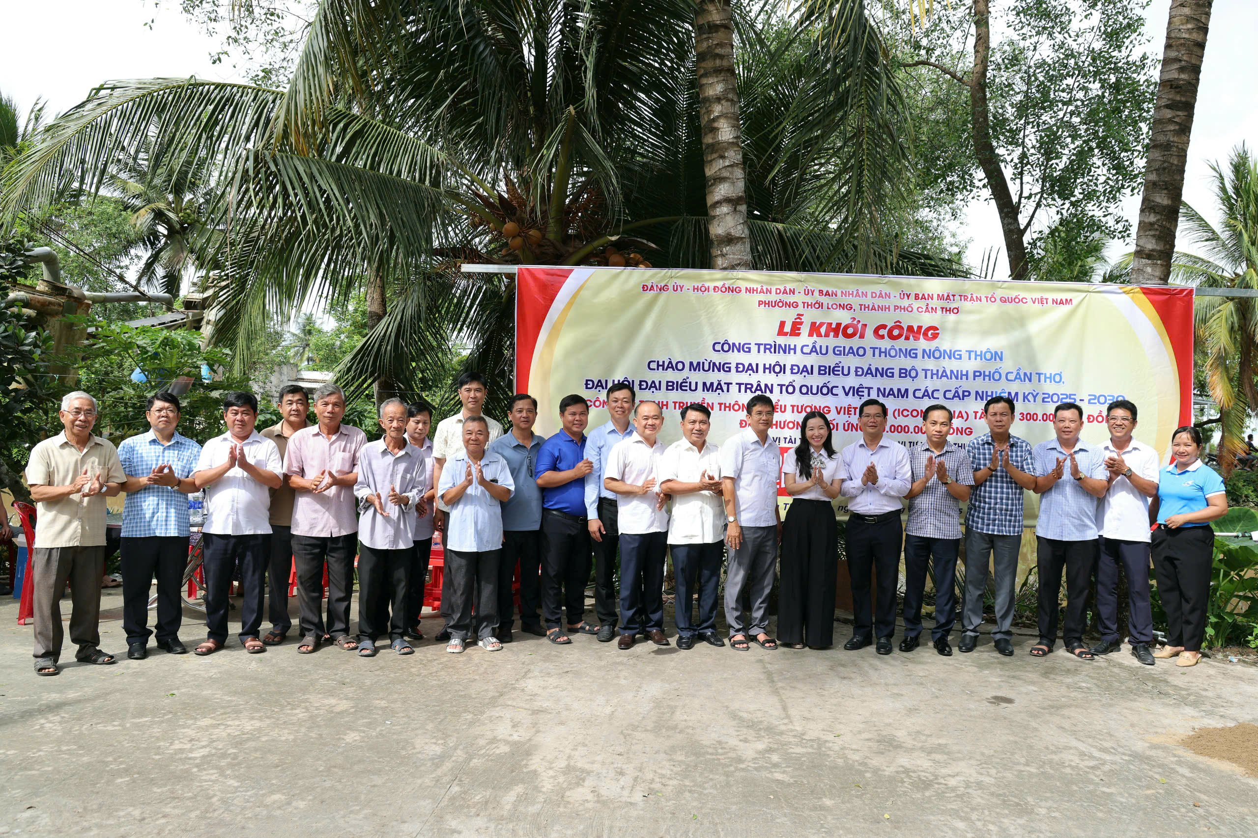 Các đại biểu chụp hình lưu niệm tại chương trình.
