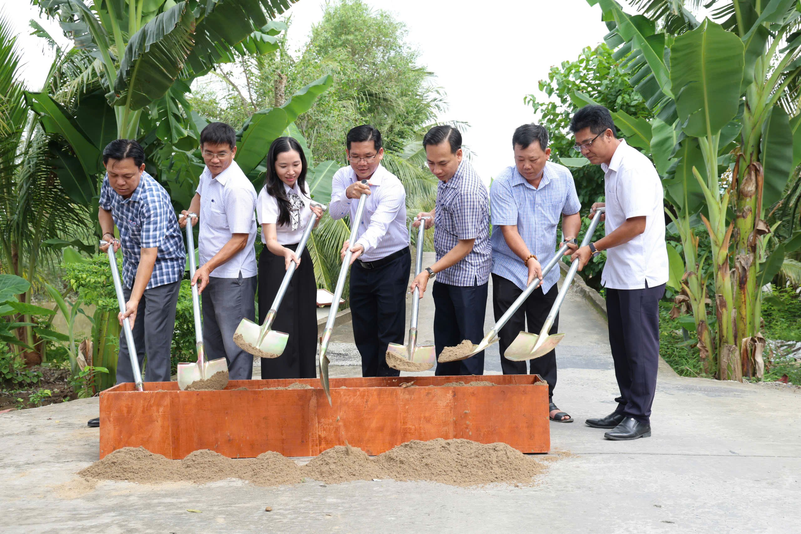 Các đại biểu thực hiện nghi thức khởi công cầu Thành Long.