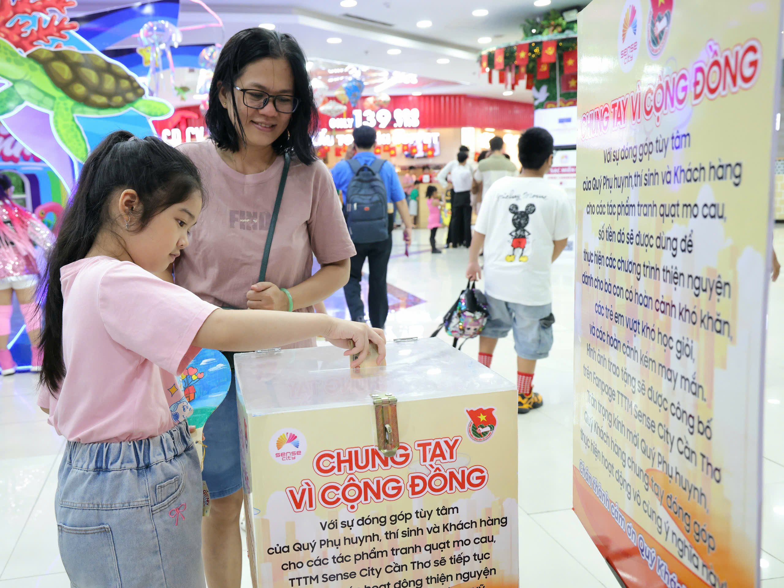 Phụ huynh, học sinh tham gia đóng góp gây quỹ hỗ trợ các hoàn cảnh khó khăn.