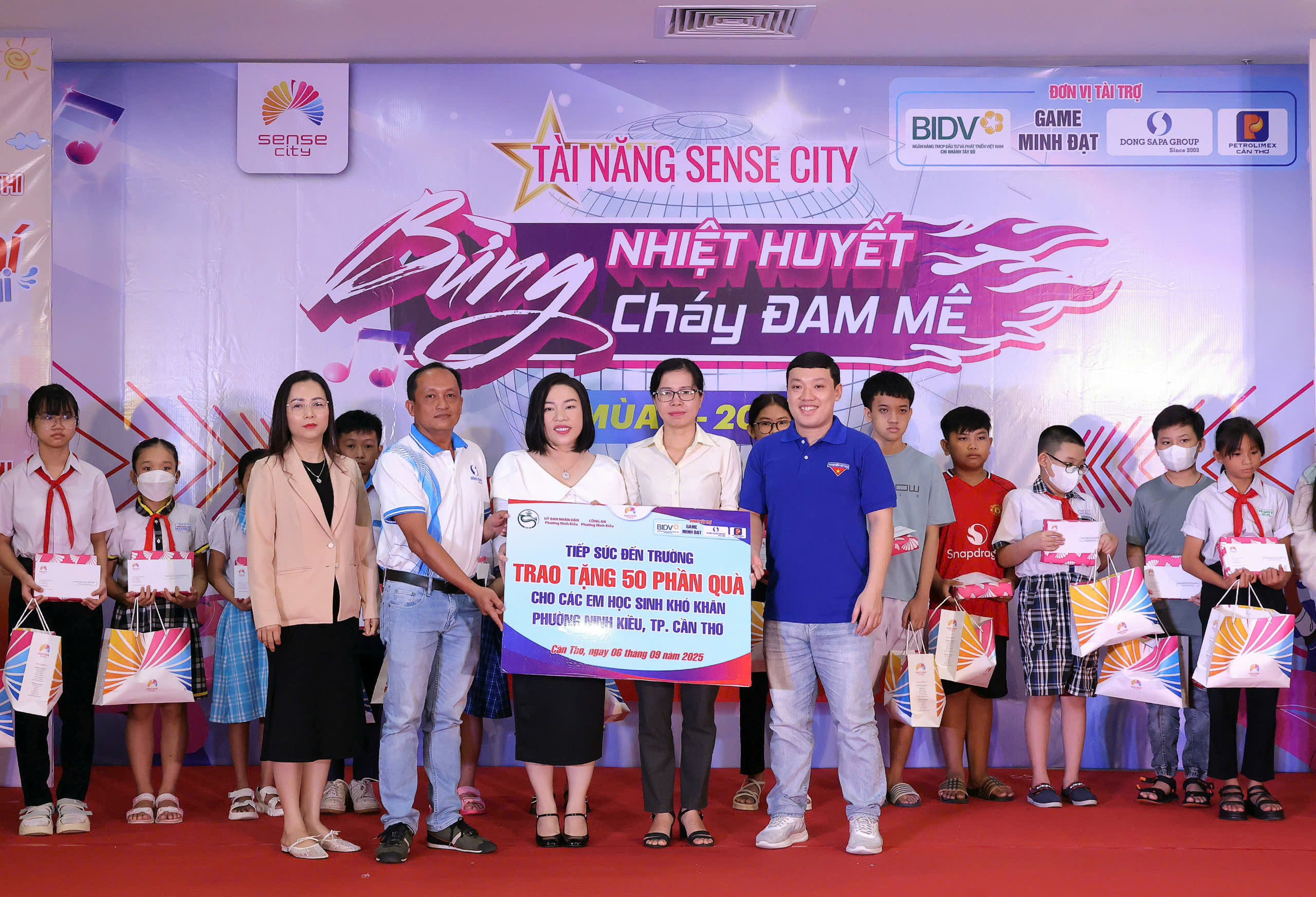 Bà Nguyễn Nhất Nương - Giám đốc TTTM Sense City Cần Thơ trao bảng tượng trưng trao tặng 50 phần quà cho học sinh có hoàn cảnh khó khăn phường Ninh Kiều.