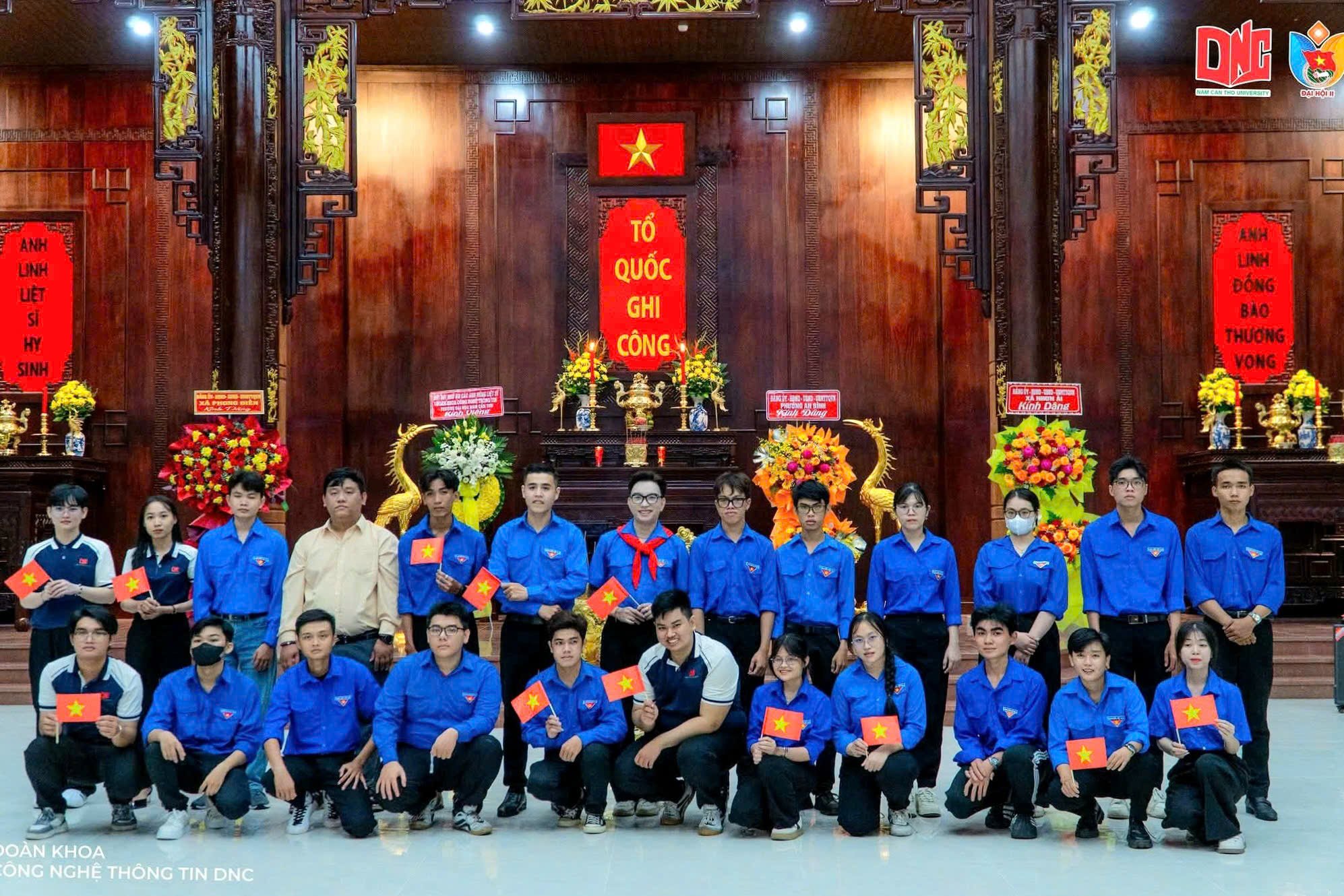 Đoàn Khoa Công nghệ thông tin, Trường Đại học Nam Cần Thơ phối hợp cùng Đoàn xã Nhơn Ái tổ chức Lễ dâng hương - Tri ân các anh hùng liệt sĩ tại Khu di tích lịch sử Lộ Vòng Cung.