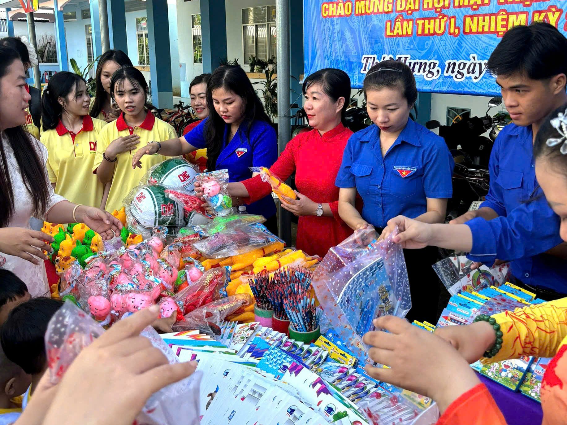 Chuẩn bị các phần quà cho học sinh.