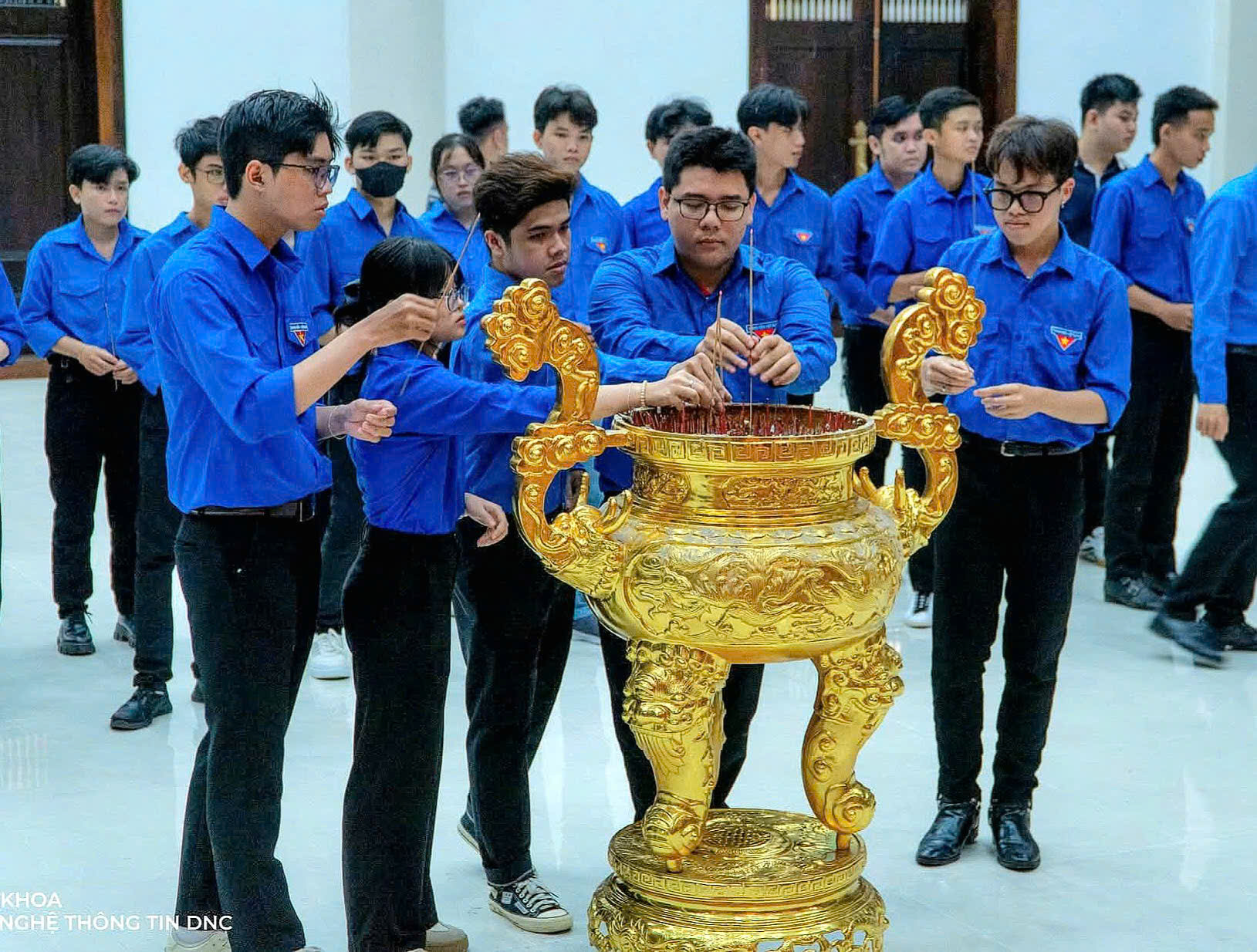 Dâng hương tưởng nhớ các Anh hùng liệt sĩ.
