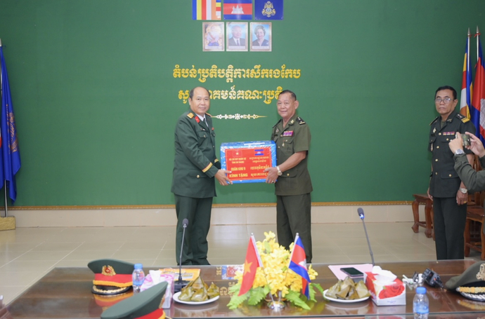 Đoàn cán bộ thăm, chúc tết và trao tặng quà Tiểu khu Quân sự tỉnh Koh Kong, vương quốc Campuchia.