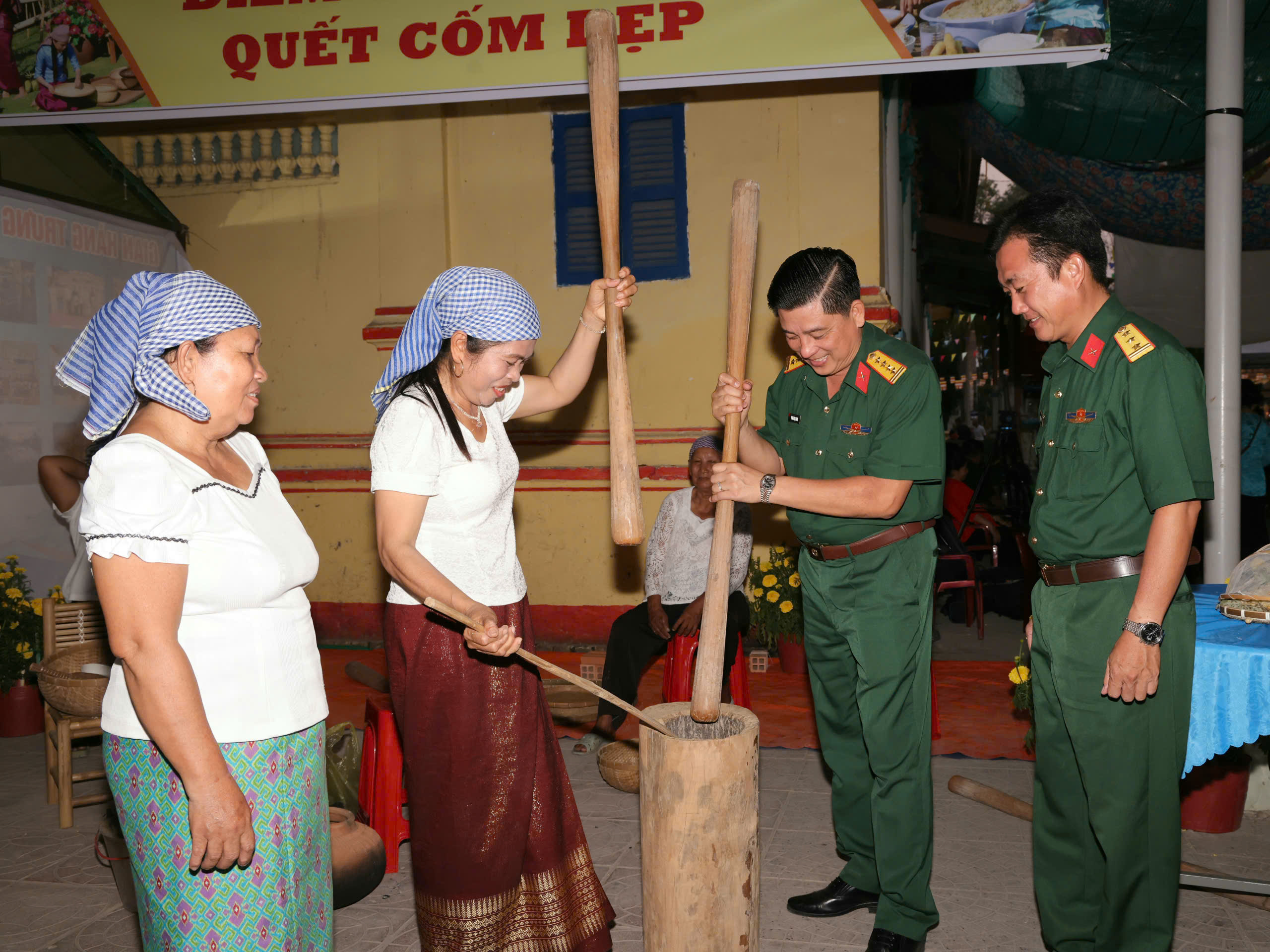 Đại tá Phạm Ngọc Quang - Thành ủy viên, Chính ủy Bộ Chỉ huy Quân sự TP. Cần Thơ, Trưởng Ban Tổ chức Tết Quân Dân Chôl Chnăm Thmây năm 2026 tham gia trải nghiệm quết cốm dẹp.