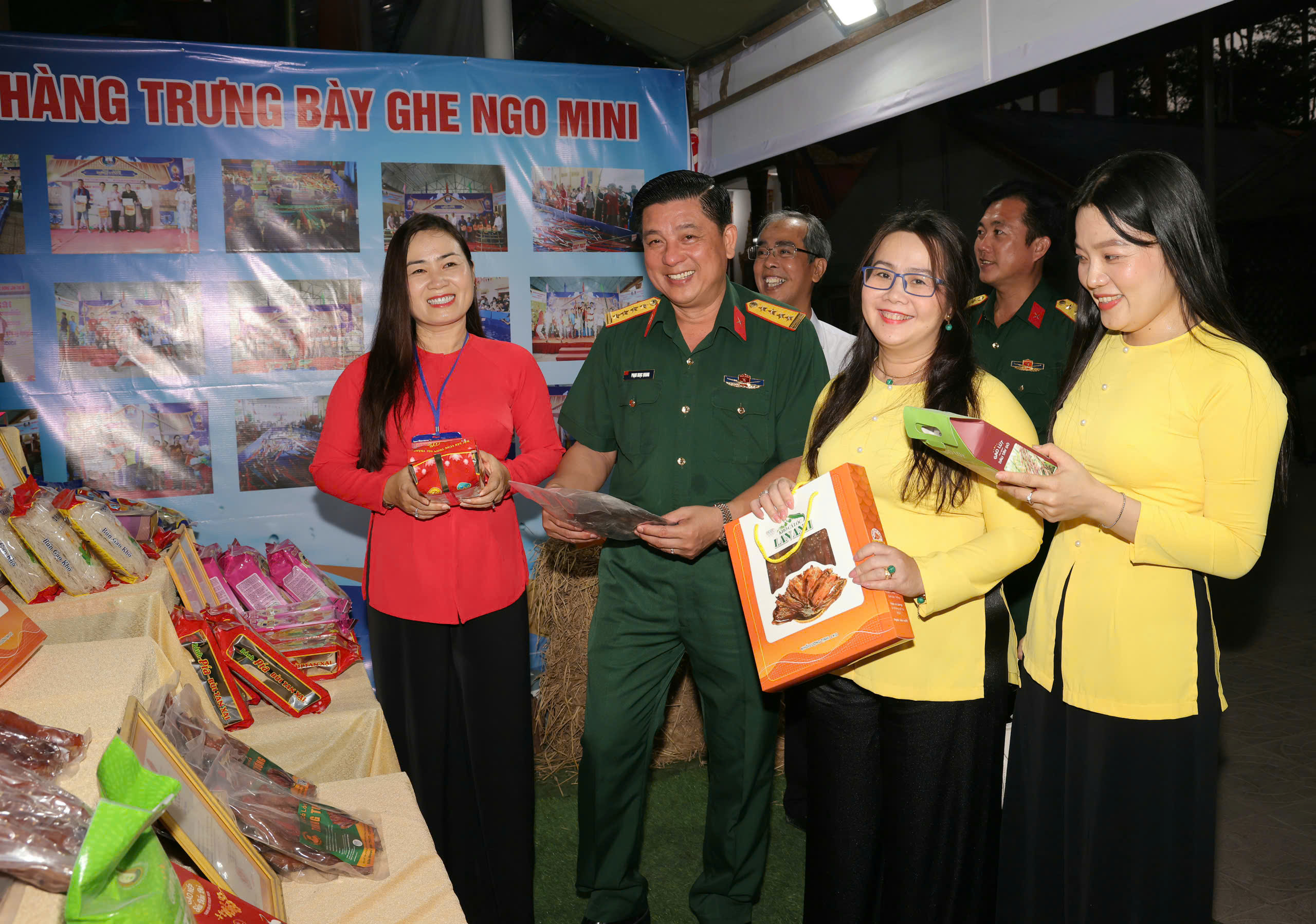 Bà Nguyễn Thị Thuỳ Linh - Thành ủy viên, Phó Chủ tịch Ủy ban Mặt trận Tổ quốc TP, Chủ tịch Hội Liên Hiệp Phụ nữ TP Cần Thơ và Đại tá Phạm Ngọc Quang - Thành ủy viên, Chính ủy Bộ CHQS TP. Cần Thơ, Trưởng ban Tổ chức Tết Quân Dân mừng Chôl Chnăm Thmây năm 2026 tham quan gian trưng bày sản phẩm đặc trưng của xã An Ninh.