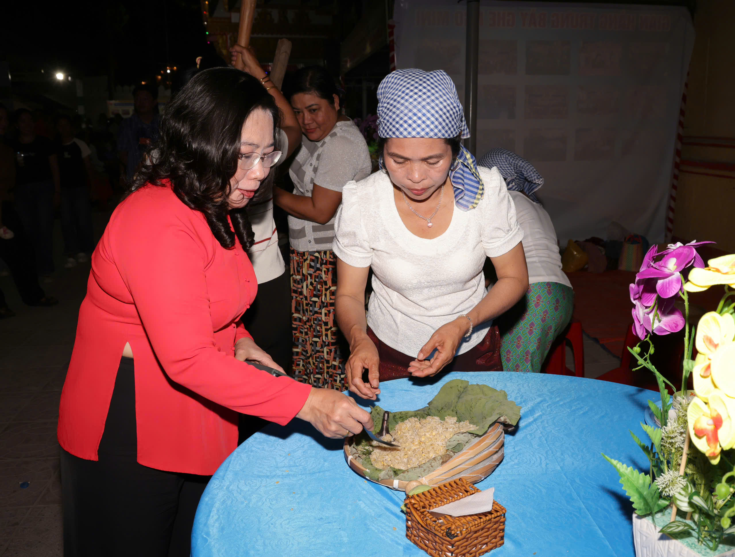 Bà Hồ Thị Cẩm Đào - Phó Bí thư Thành ủy, Chủ tịch Ủy ban Mặt trận Tổ quốc Việt Nam TP. Cần Thơ thưởng thức cốm dẹp cùng người dân.