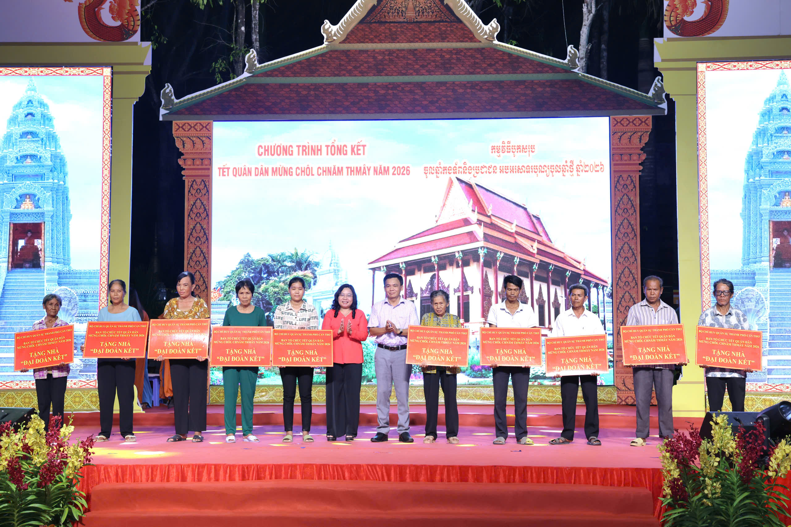 Bà Hồ Thị Cẩm Đào - Phó Bí thư Thành ủy, Chủ tịch Ủy ban Mặt trận Tổ quốc Việt Nam TP. Cần Thơ trao bảng tượng trưng tặng Nhà Đại đoàn kết cho các gia đình.