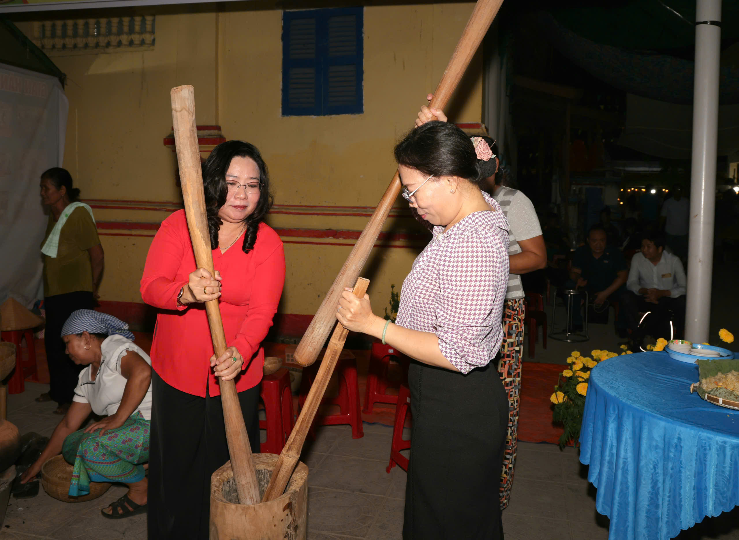 Bà Hồ Thị Cẩm Đào - Phó Bí thư Thành ủy, Chủ tịch Ủy ban Mặt trận Tổ quốc Việt Nam TP. Cần Thơ và bà Huỳnh Thị Diễm Ngọc - Thành ủy viên, Bí thư Đảng ủy, Chủ tịch HĐND xã Đại Ngãi tham gia trải nghiệm quết cốm dẹp.