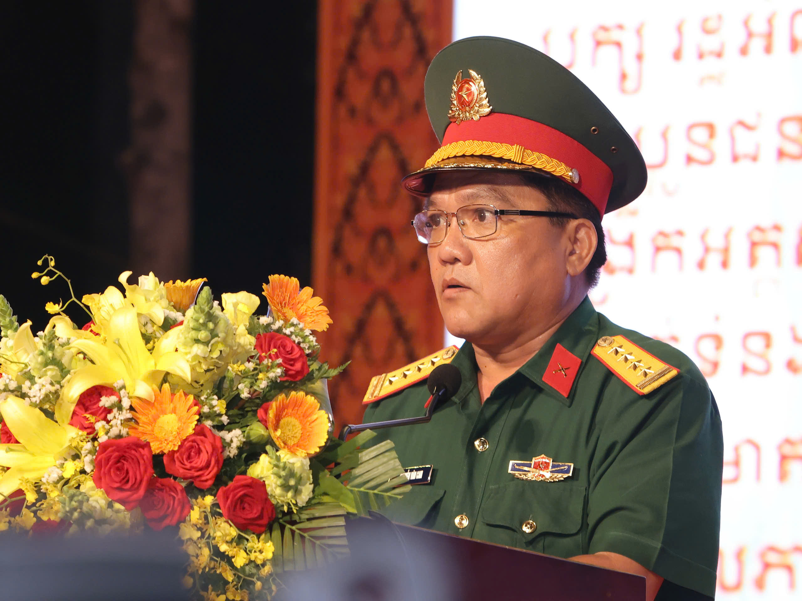 Đại tá Nguyễn Văn Cam - Phó Chính ủy Bộ Chỉ huy Quân sự TP. Cần Thơ phát biểu tổng kết các hoạt động Tết Quân Dân mừng Chôl Chnăm Thmây năm 2026.