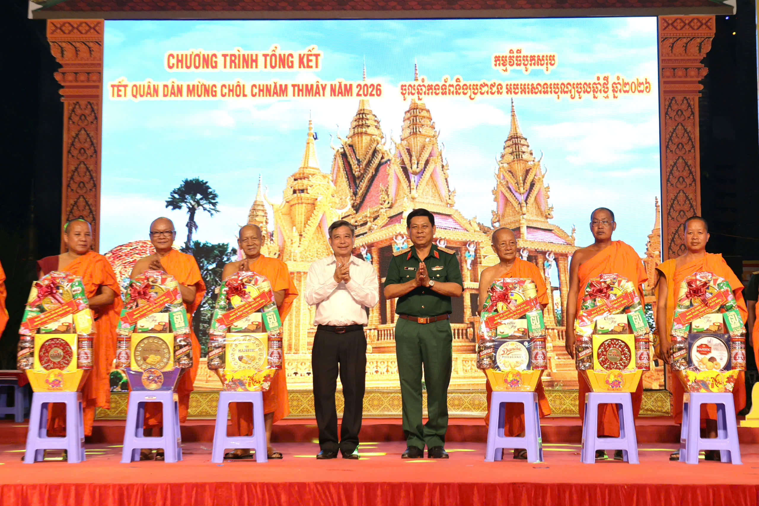 Ông Đồng Văn Thanh - Ủy viên BCH Trung ương Đảng, Phó Bí thư Thường trực Thành ủy, Chủ tịch HĐND TP. Cần Thơ và Thiếu tướng Quách Văn Nhỏ - Phó Tư lệnh Quân khu 9 trao tặng các phần quà đến trụ trì của các Chùa Nam Tông Khmer.