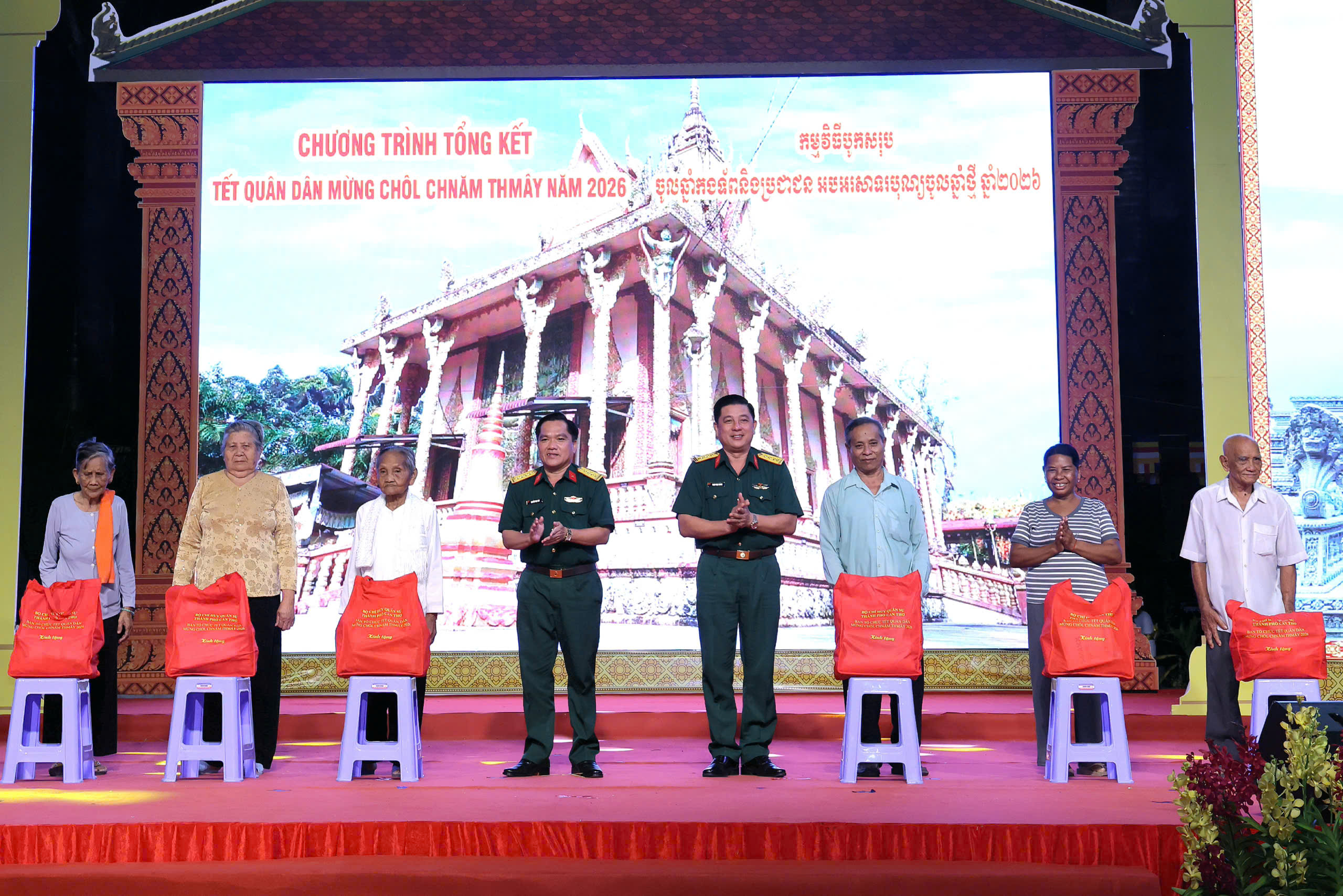 Đại tá Phạm Ngọc Quang - Thành ủy viên, Chính ủy Bộ Chỉ huy Quân sự TP. Cần Thơ, Trưởng Ban Tổ chức Tết Quân Dân Chôl Chnăm Thmây năm 2026 và Đại tá Nguyễn Văn Cam - Phó Chính ủy Bộ Chỉ huy Quân sự TP. Cần Thơ tặng quà cho các gia đình chính sách.