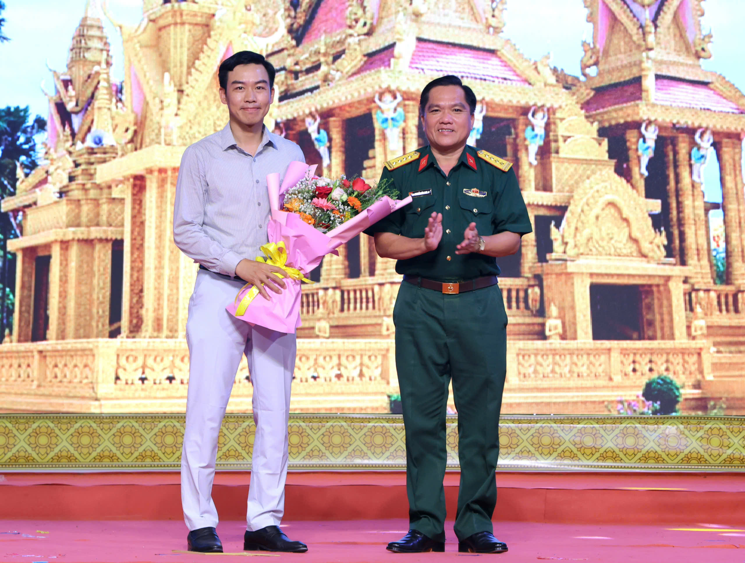Đại tá Nguyễn Văn Cam - Phó Chính ủy Bộ Chỉ huy Quân sự TP. Cần Thơ trao tặng hoa cám ơn đơn vị tài trợ.