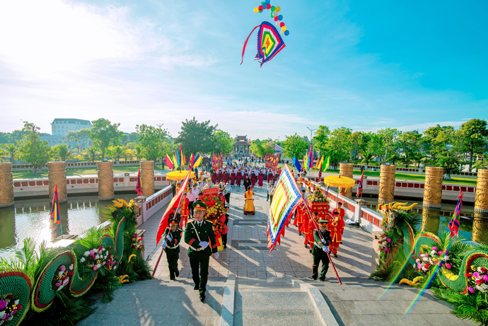 Tổ chức nghi thức thả lá Đại kỳ ngũ sắc và Lễ dâng hương Giỗ Tổ Hùng Vương tại Đền thờ Vua Hùng TP Cần Thơ được diễn ra vào sáng 26/4.