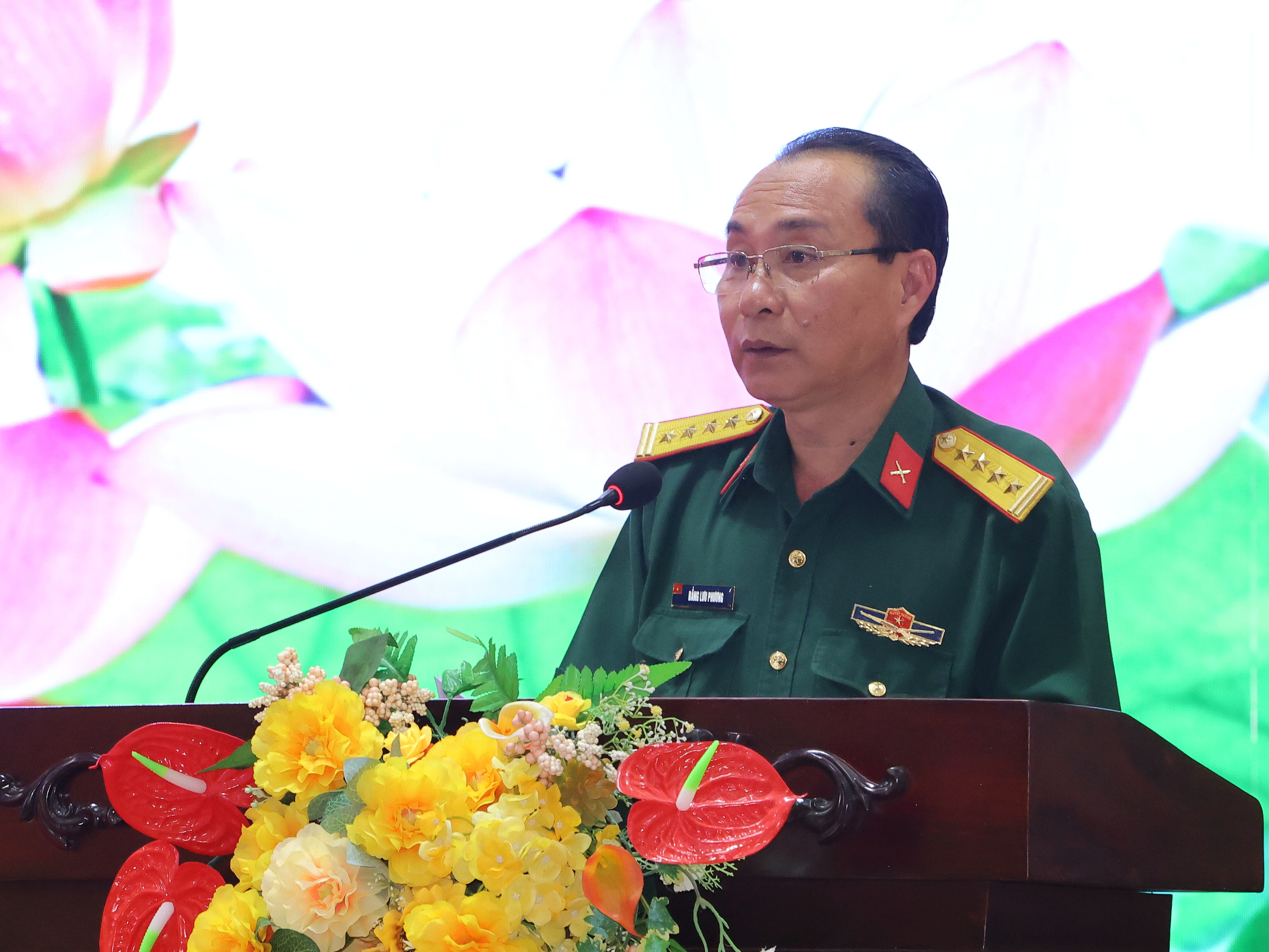 Đại tá Bằng Lưu Phương - Phó Chính ủy Bộ CHQS TP. Cần Thơ phát biểu tại hội nghị.