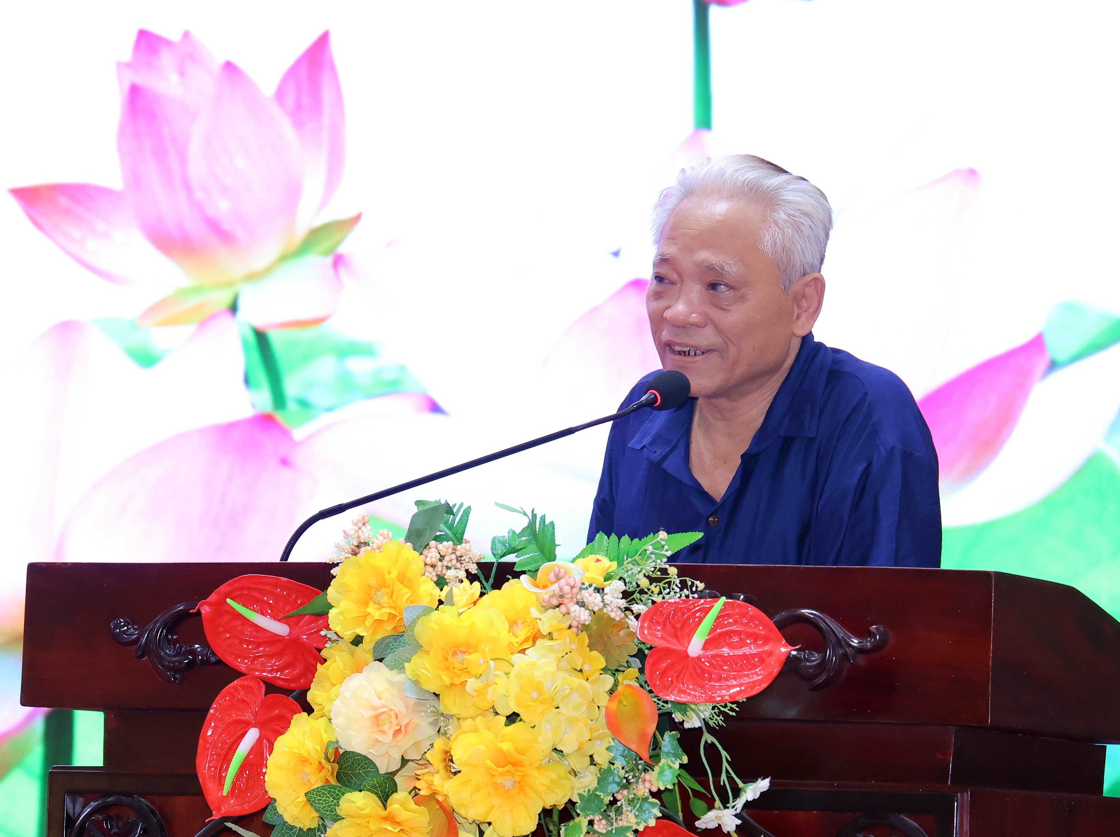 Nhà báo Vũ Thống Nhất phát biểu tại hội nghị.