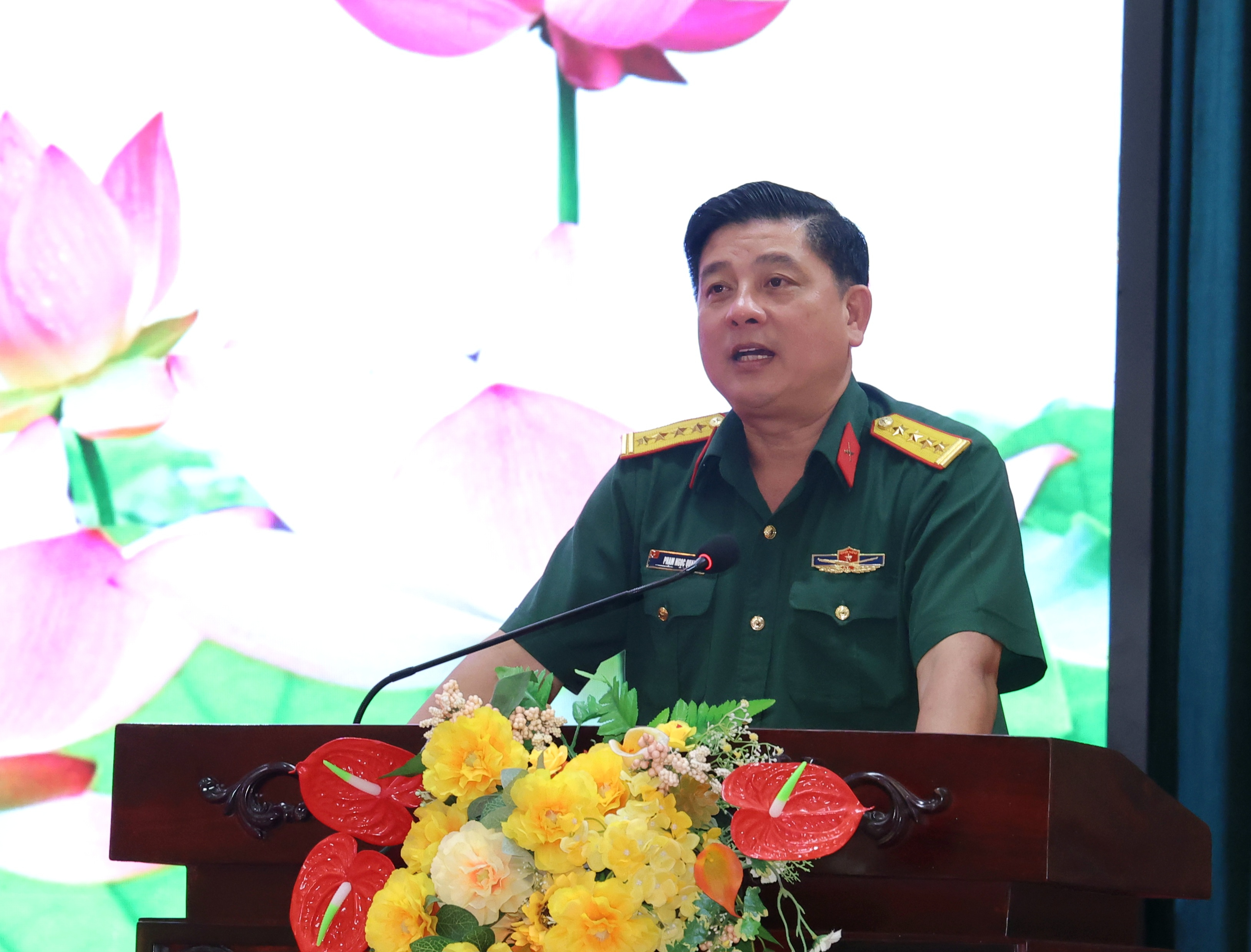 Đại tá Phạm Ngọc Quang - Thành ủy viên, Chính ủy Bộ CHQS TP Cần Thơ phát biểu tại hội nghị.