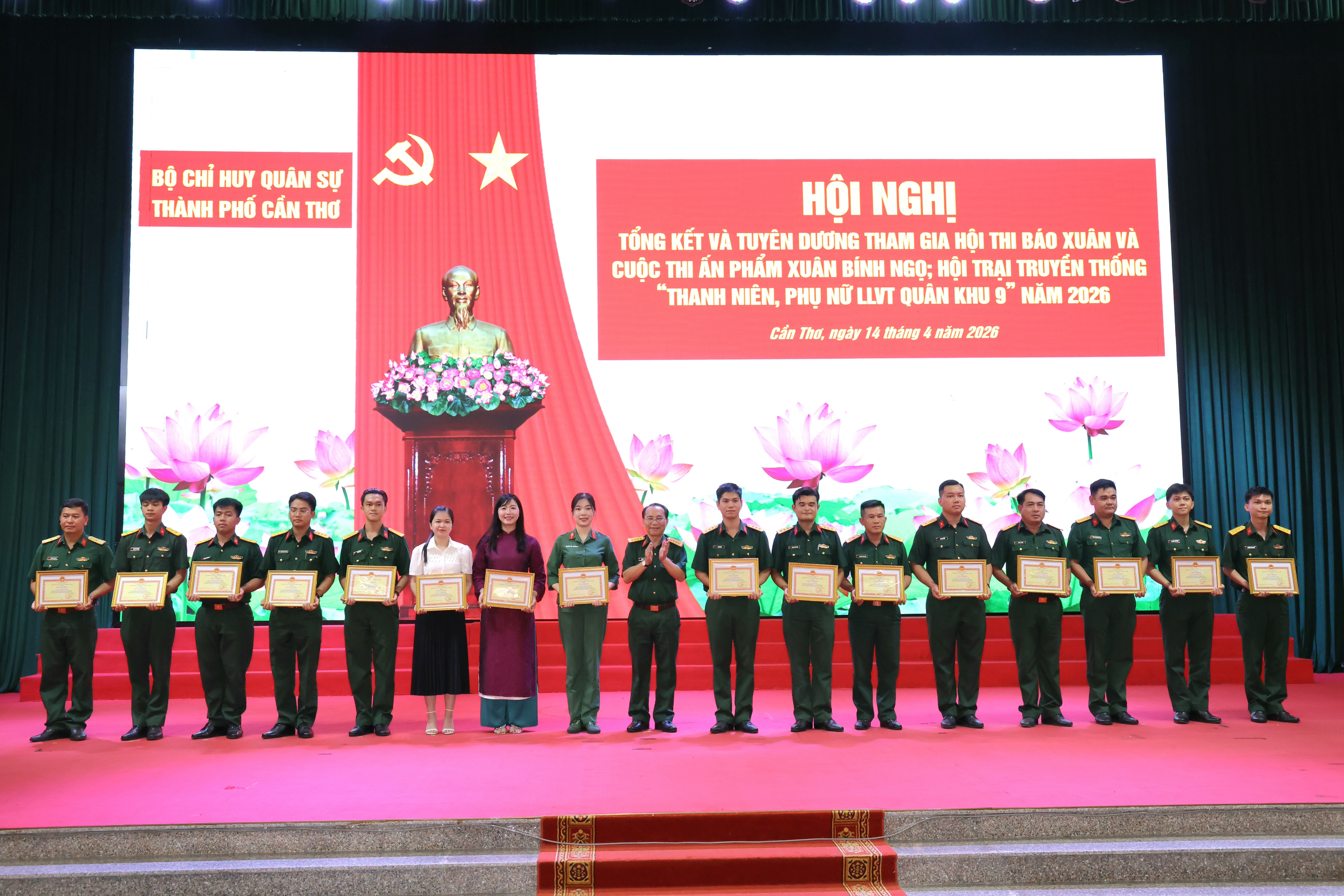 Đại tá Bằng Lưu Phương - Phó Chính ủy Bộ CHQS TP. Cần Thơ trao tặng giấy khen cho các cá nhân.