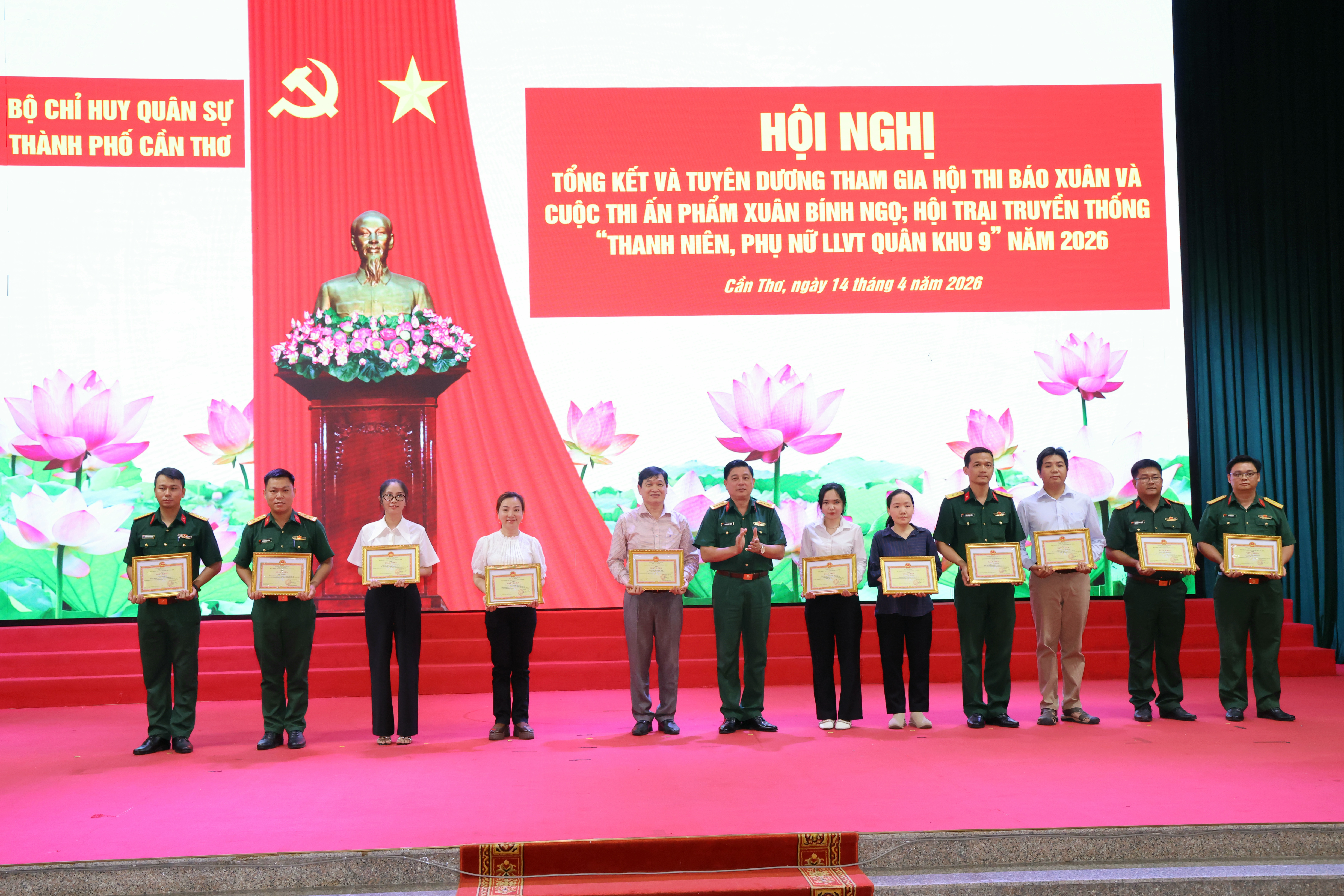 Đại tá Phạm Ngọc Quang - Thành ủy viên, Chính ủy Bộ CHQS TP Cần Thơ trao tặng giấy khen cho các tập thể, cá nhân.