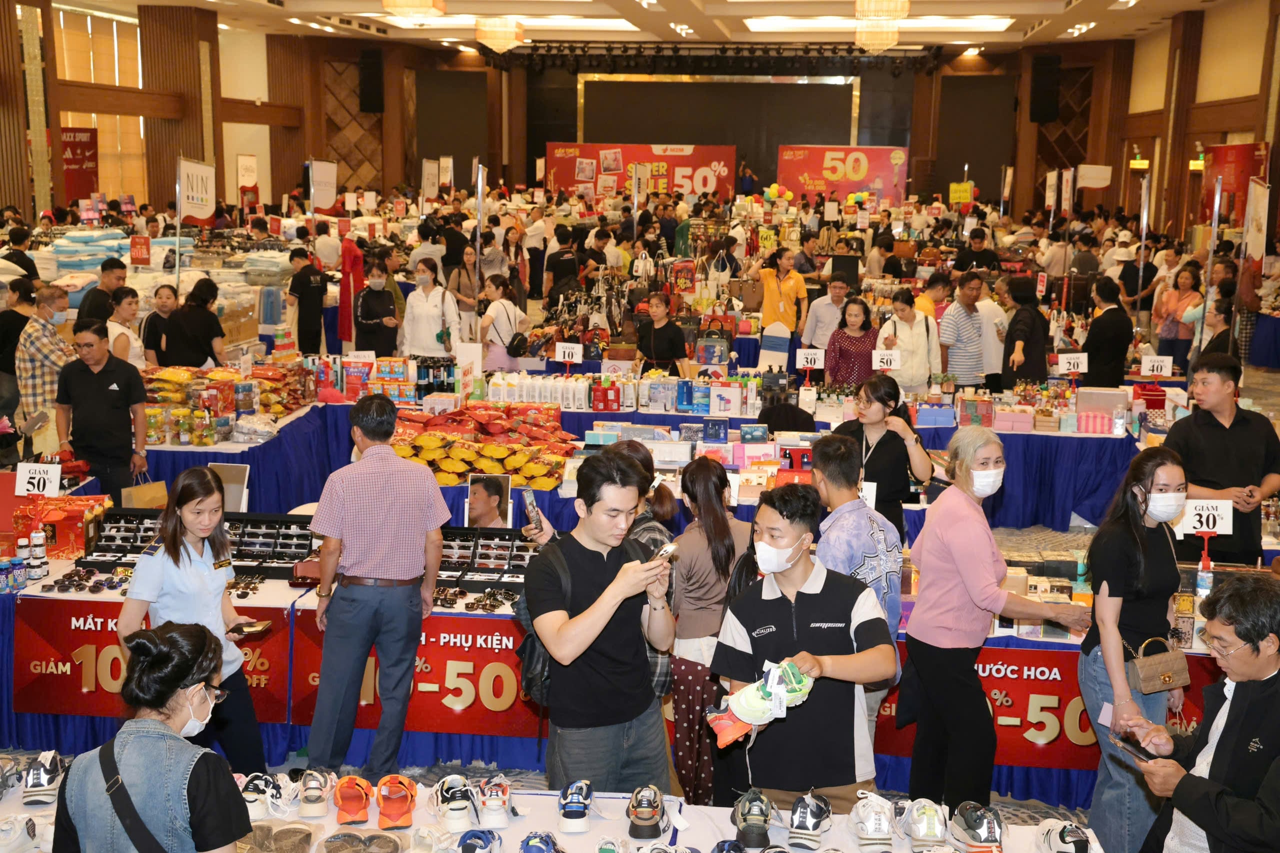 Không khí mua sắm nhộn nhịp tại sự kiện khuyến mại hàng hiệu Cần Thơ Mega Sale lần thứ 1 năm 2026.