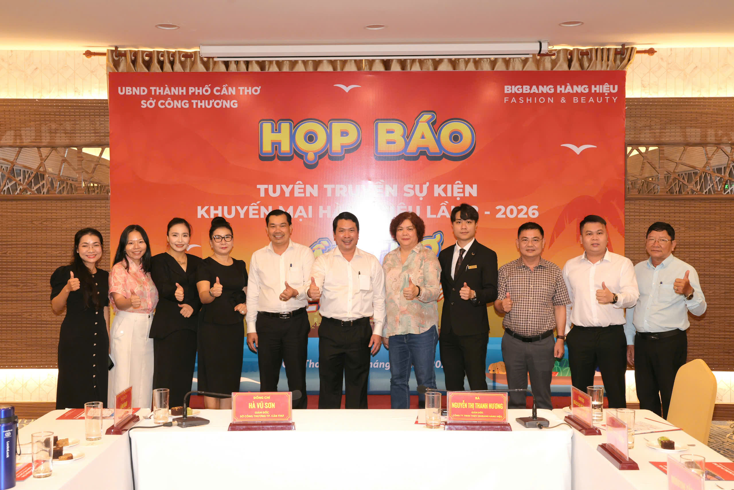 Các đại biểu chụp hình lưu niệm tại chương trình.