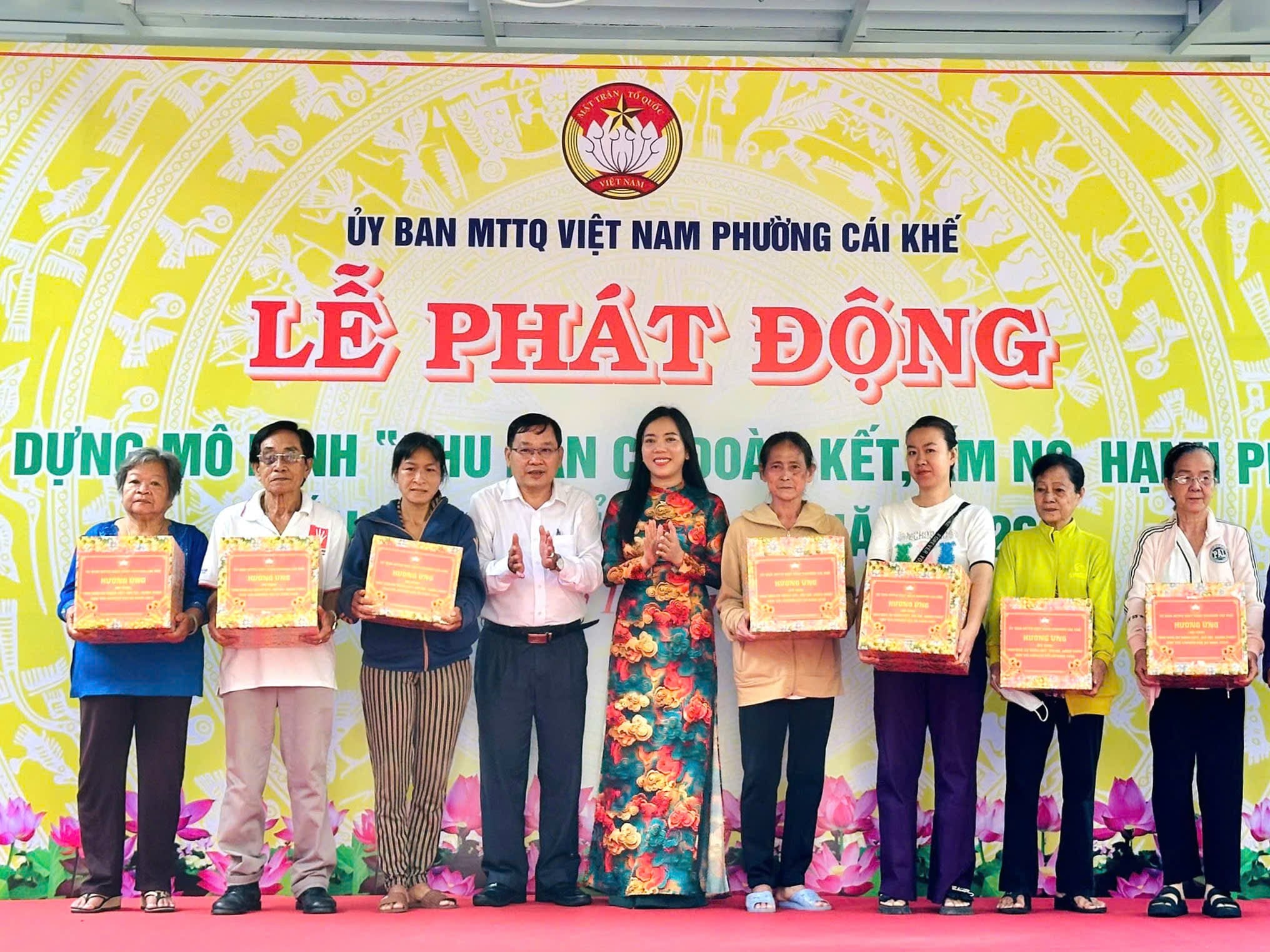 Bà Triệu Thị Ngọc Diễm - Phó Chủ tịch Ủy ban MTTQ Việt Nam TP. Cần Thơ và ông Trần Tiến Dũng - Chủ tịch Ủy ban MTTQ Việt Nam phường Cái Khế trao quà cho các hộ có hoàn cảnh khó khăn.
