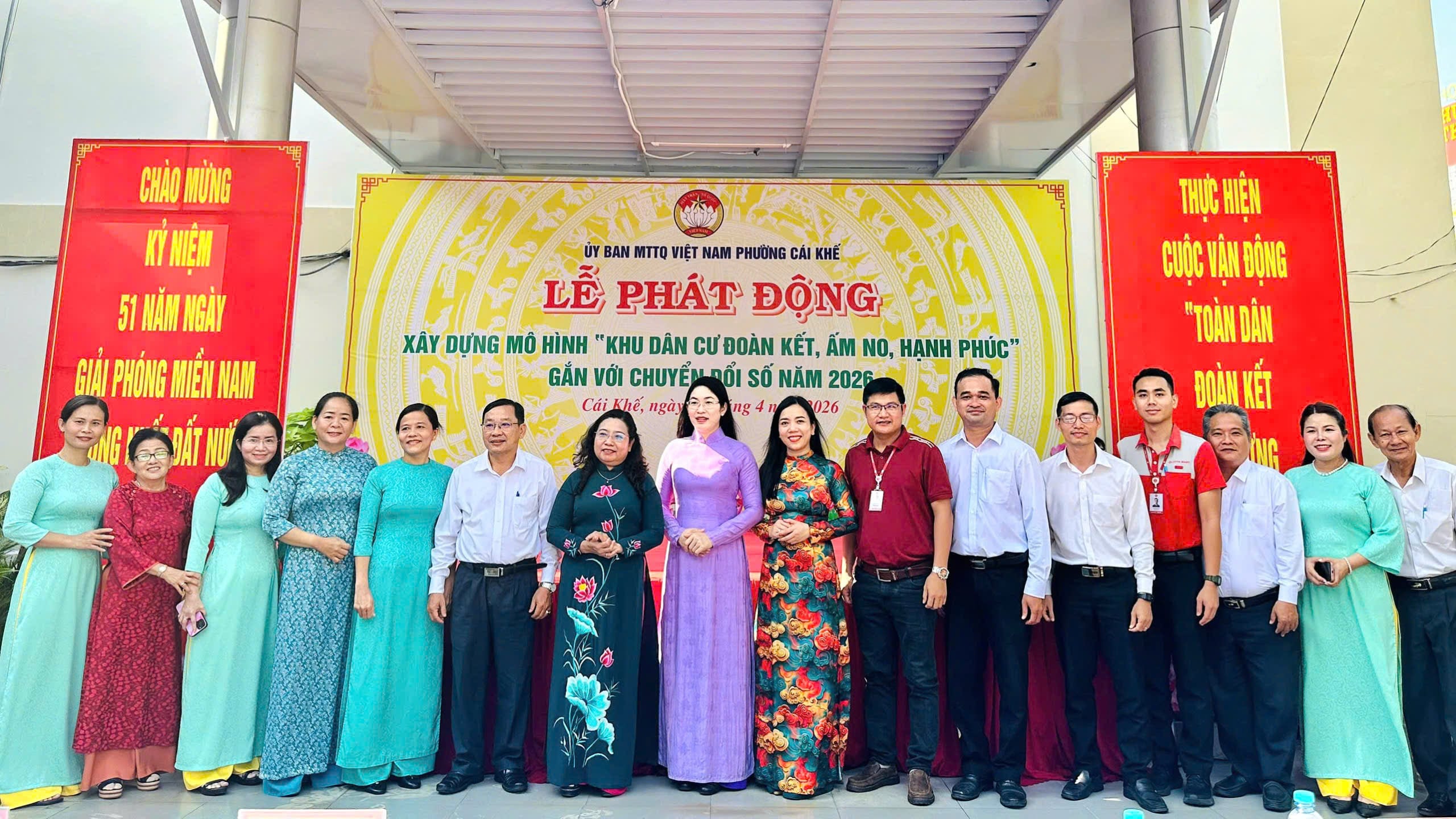 Các đại biểu chụp hình lưu niệm tại chương trình.