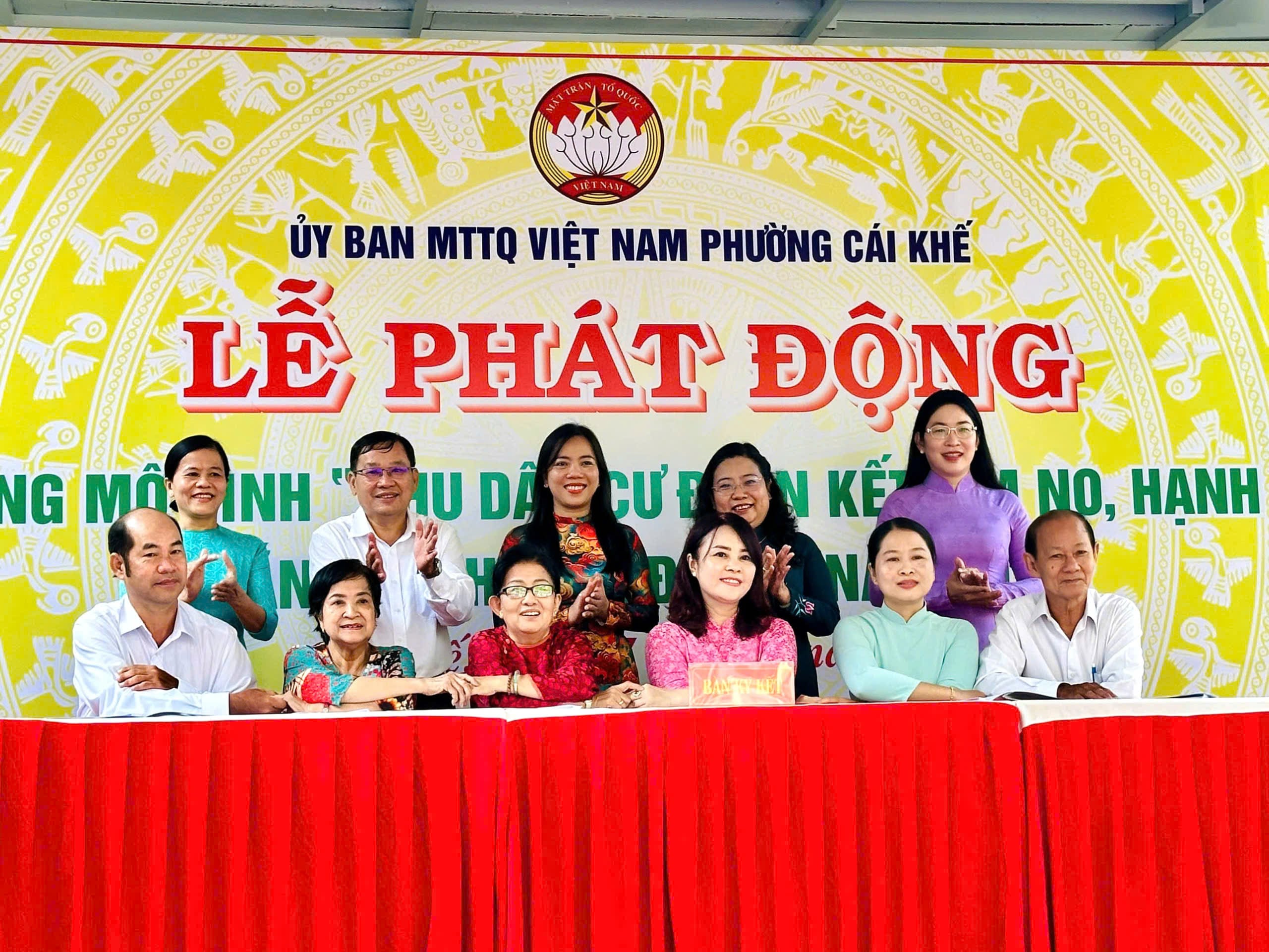 Ký cam kết thực hiện mô hình giữa Ban Công tác Mặt trận 13 khu vực với sự chứng kiến của lãnh đạo các cấp.