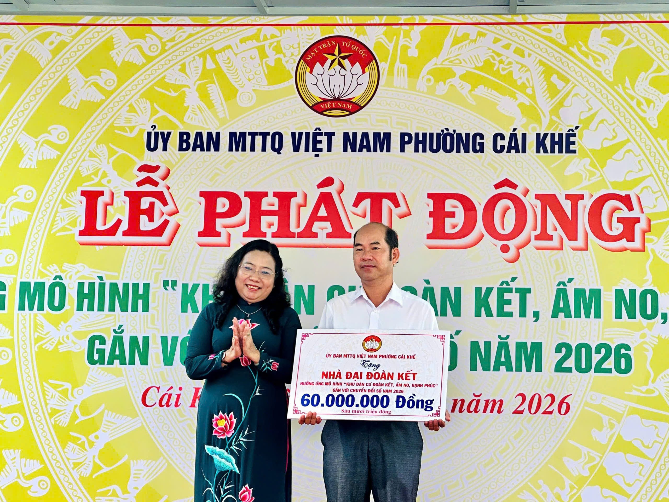 Bà Hồ Thị Cẩm Đào - Phó Bí thư Thành ủy, Chủ tịch Ủy ban MTTQ Việt Nam TP. Cần Thơ trao bảng tượng trưng xây dựng nhà Đại đoàn kết cho hộ có hoàn cảnh khó khăn.