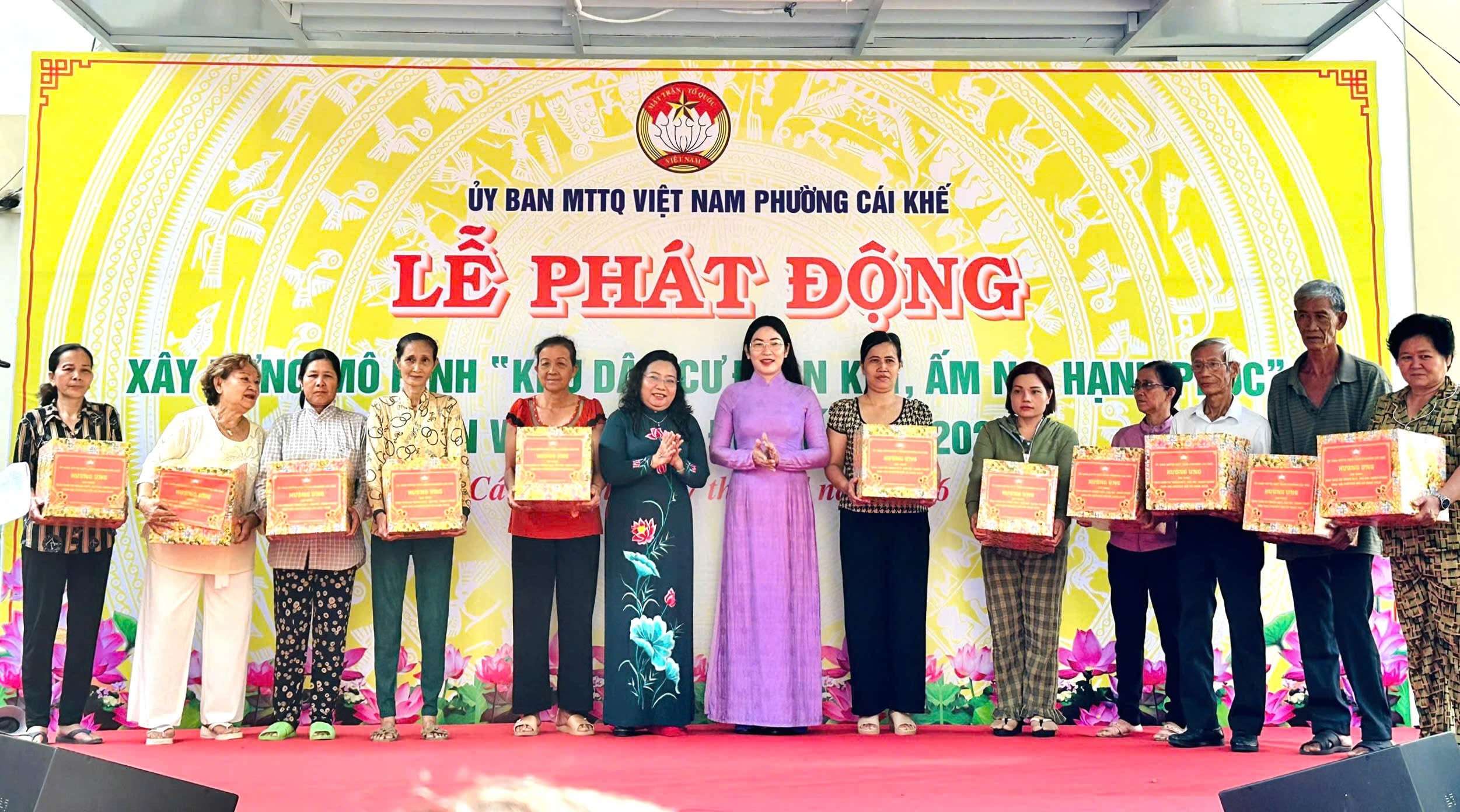 Bà Hồ Thị Cẩm Đào - Phó Bí thư Thành ủy, Chủ tịch Ủy ban MTTQ Việt Nam TP. Cần Thơ và bà Trần Thị Thanh Thúy - Thành ủy viên, Bí thư Đảng ủy, Chủ tịch HĐND phường Cái Khế trao quà cho các hộ có hoàn cảnh khó khăn.