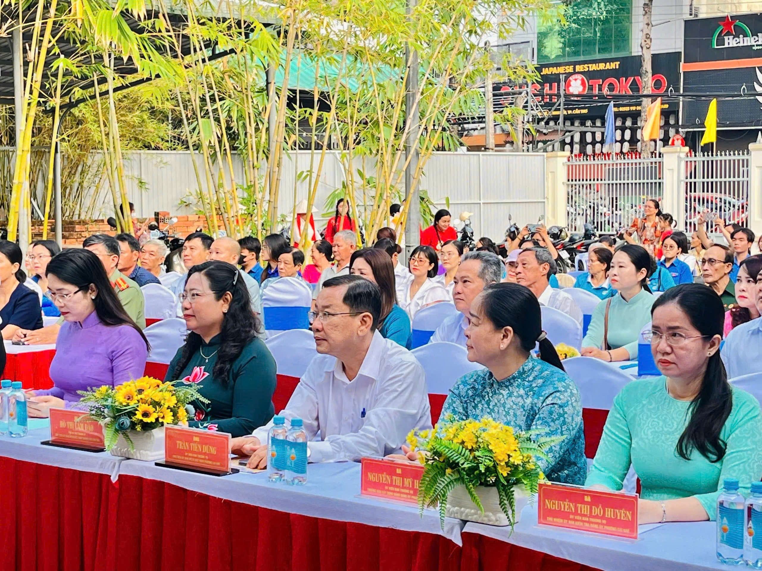 Bà Hồ Thị Cẩm Đào (thứ 2 từ trái qua) - Phó Bí thư Thành ủy, Chủ tịch Ủy ban MTTQ Việt Nam TP. Cần Thơ tham dự buổi lễ.