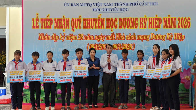 Trao học bổng cho các em có hoàn cảnh khó khăn.