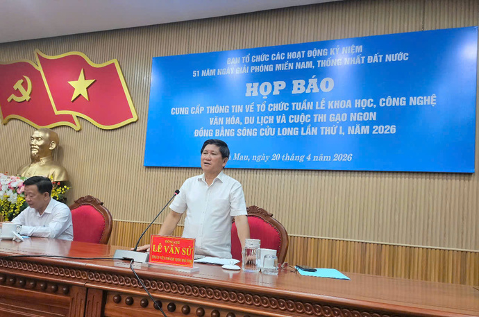Ông Lê Văn Sử, Phó Chủ tịch UBND tỉnh Cà Mau phát biểu tại buổi họp báo.