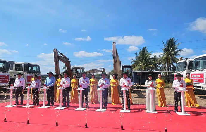 Nghi thức khởi công cầu Nguyễn Đình Chiểu.