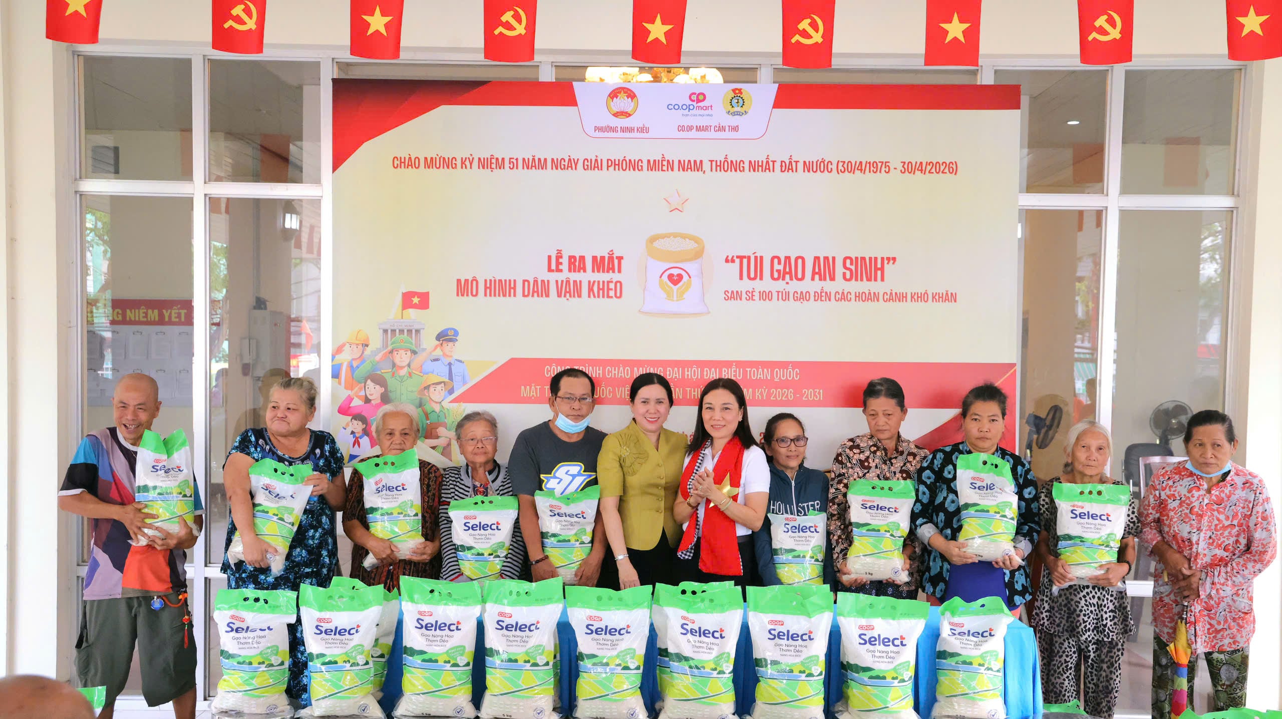 Bà Nguyễn Thị Hồng Nga - Chủ tịch ủy ban MTTQ Việt Nam phường Ninh Kiều và bà La Ngọc Trương - Giám đốc Siêu thị Coopmart Cần Thơ trao tặng quà cho người dân.