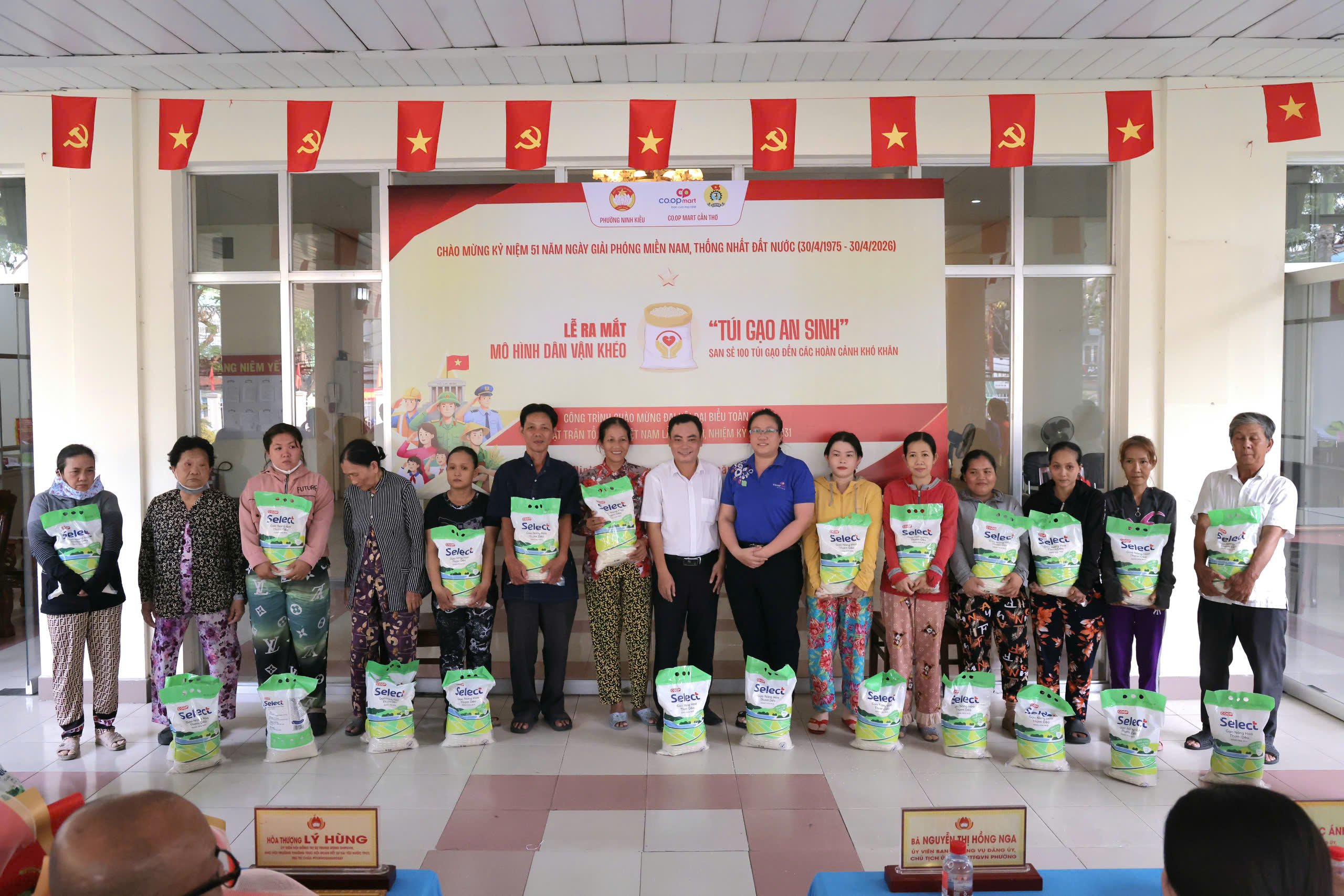 Ông Võ Thanh Bình - Phó Chủ tịch Ủy ban MTTQ Việt Nam phường Ninh Kiều và Bà Nguyễn Quỳnh Loan Anh - Bí thư Chi đoàn ĐTN Siêu thị Coopmart Cần Thơ trao tặng quà cho người dân.