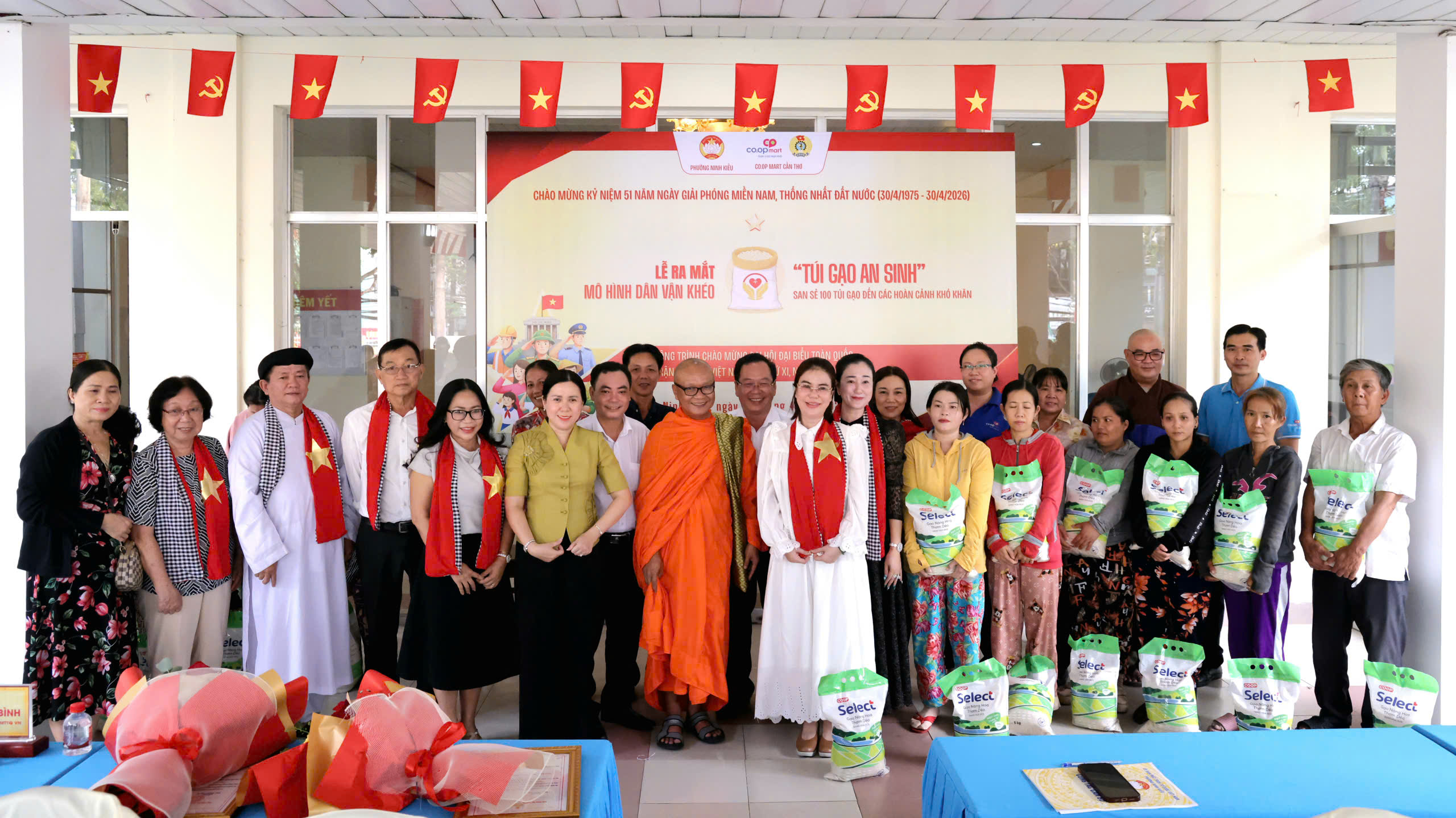 Các đại biểu và người dân chụp hình lưu niệm tại chương trình.