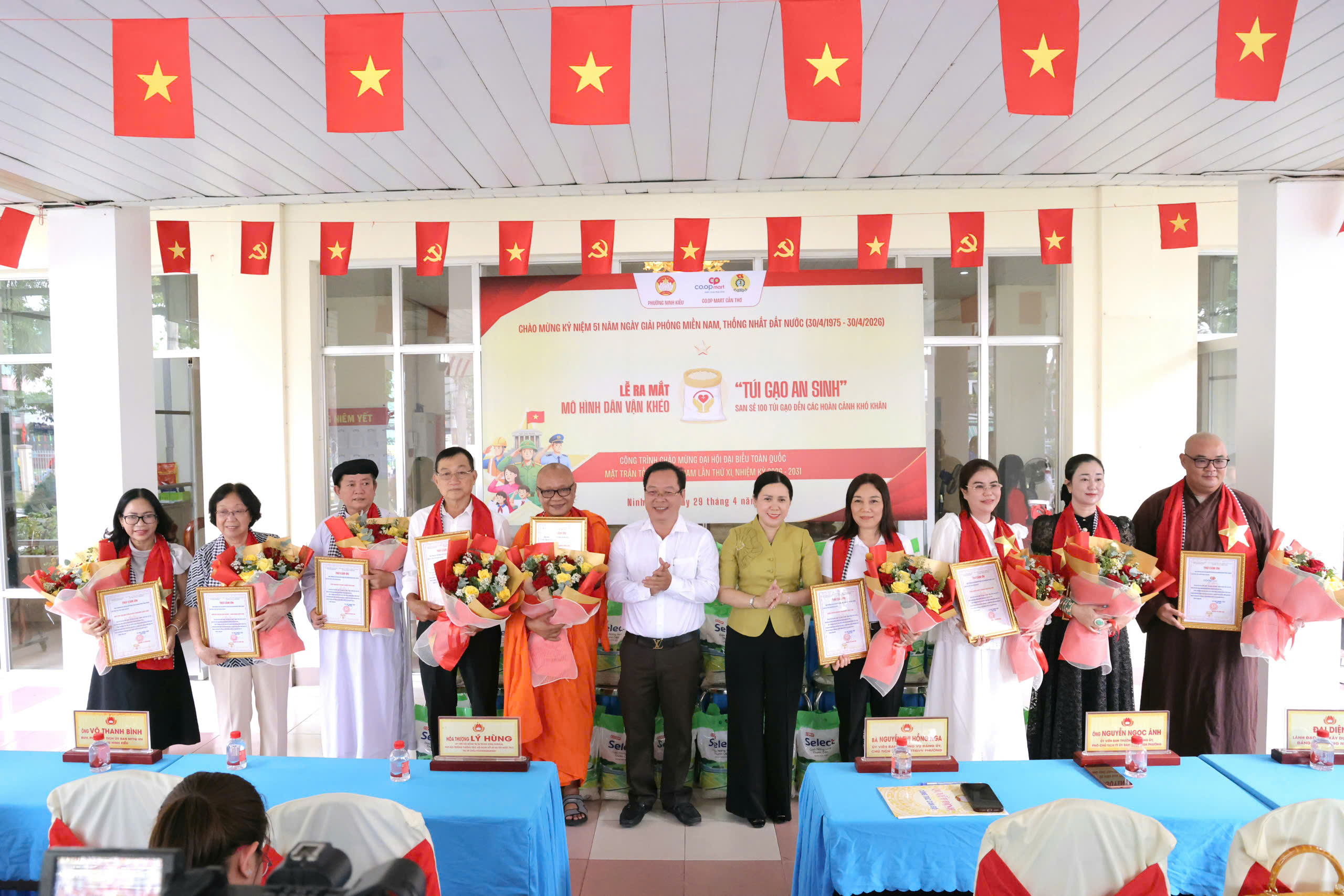 Ông Nguyễn Ngọc Ánh - Ủy viên BTV Đảng ủy, Phó Chủ tịch Thường trực UBND phường Ninh Kiều và bà Nguyễn Thị Hồng Nga - Chủ tịch ủy ban MTTQ Việt Nam phường Ninh Kiều trao thư cám ơn, hoa cho các đơn vị.