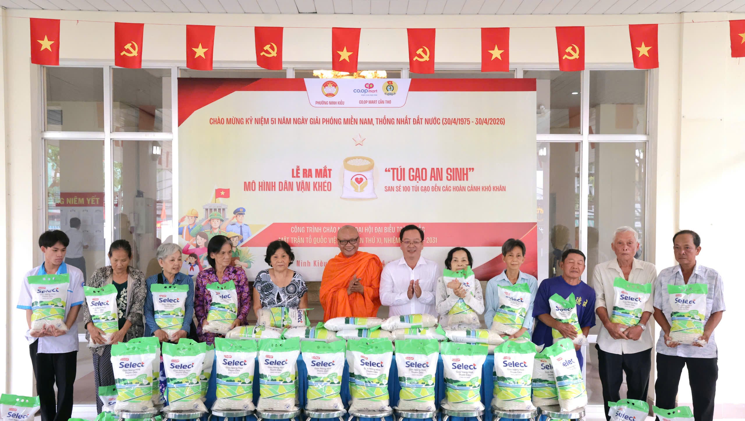 Ông Nguyễn Ngọc Ánh - Ủy viên BTV Đảng ủy, Phó Chủ tịch Thường trực UBND phường Ninh Kiều và Hòa Thượng Lý Hùng - Ủy viên Hội đồng trị sự Trung ương GHPGVN, Phó Trưởng Ban trị sự, Trưởng ban pháp chế Giáo hội phật giáo Việt Nam thành phố Cần Thơ, Trụ trì Chùa Pitu Khôsa Răngsây trao tặng quà cho người dân.