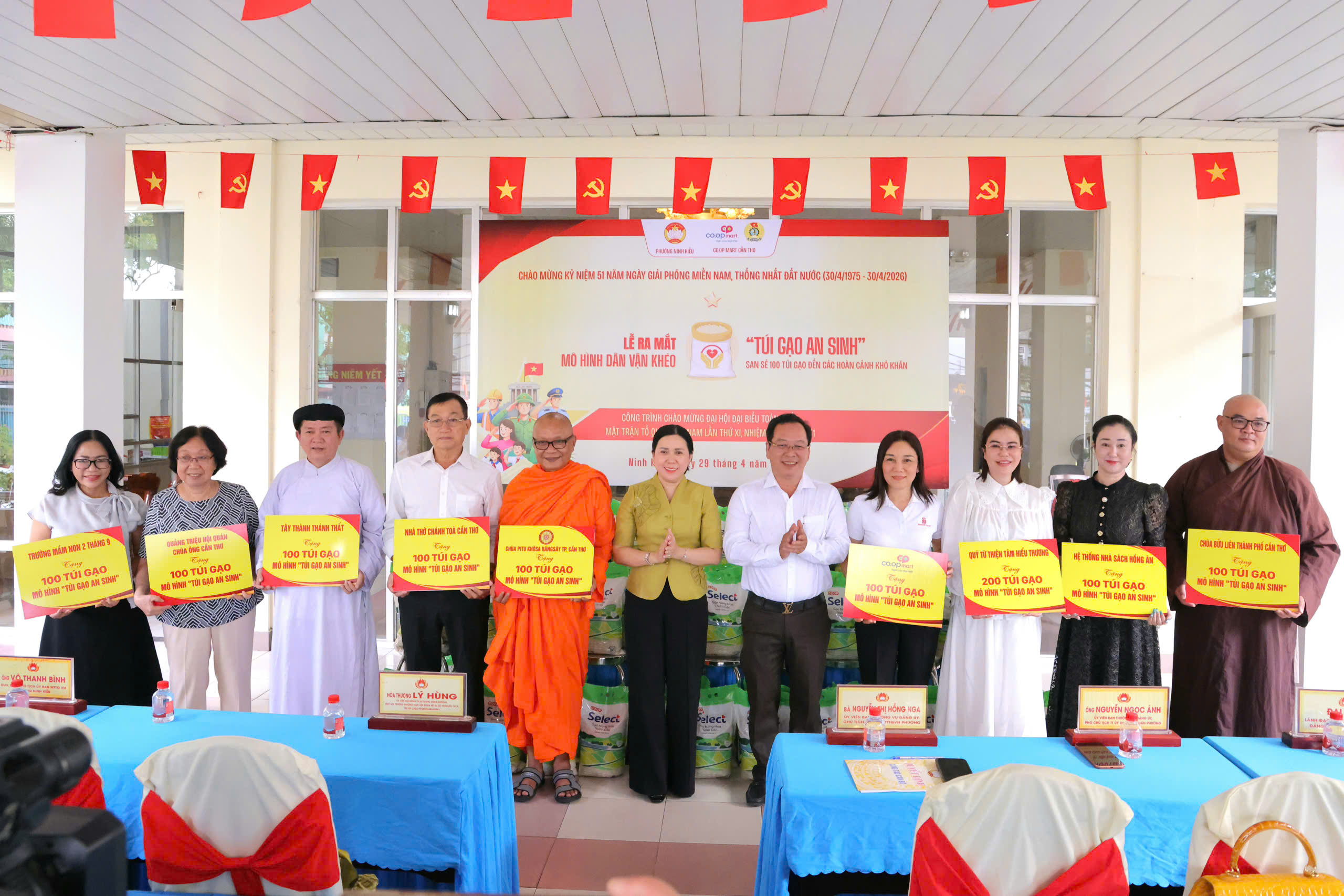 Ông Nguyễn Ngọc Ánh - Ủy viên BTV Đảng ủy, Phó Chủ tịch Thường trực UBND phường Ninh Kiều và bà Nguyễn Thị Hồng Nga - Chủ tịch ủy ban MTTQ Việt Nam phường Ninh Kiều nhận bảng tượng trưng hỗ trợ từ các đơn vị.