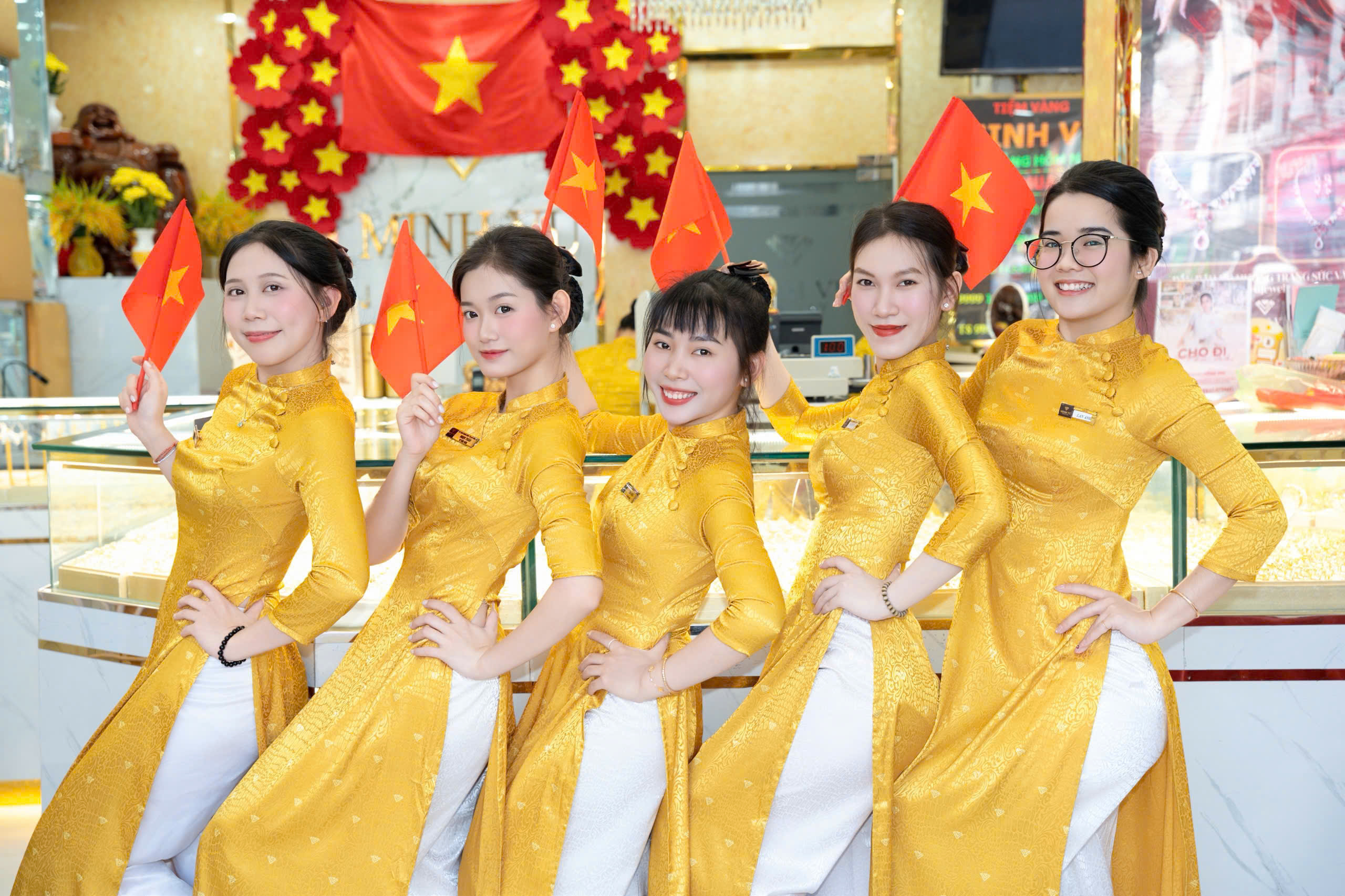 Nhân viên Công ty TNHH Kinh doanh vàng - Đá quý Minh Vũ chào mừng Đại lễ 30/4.