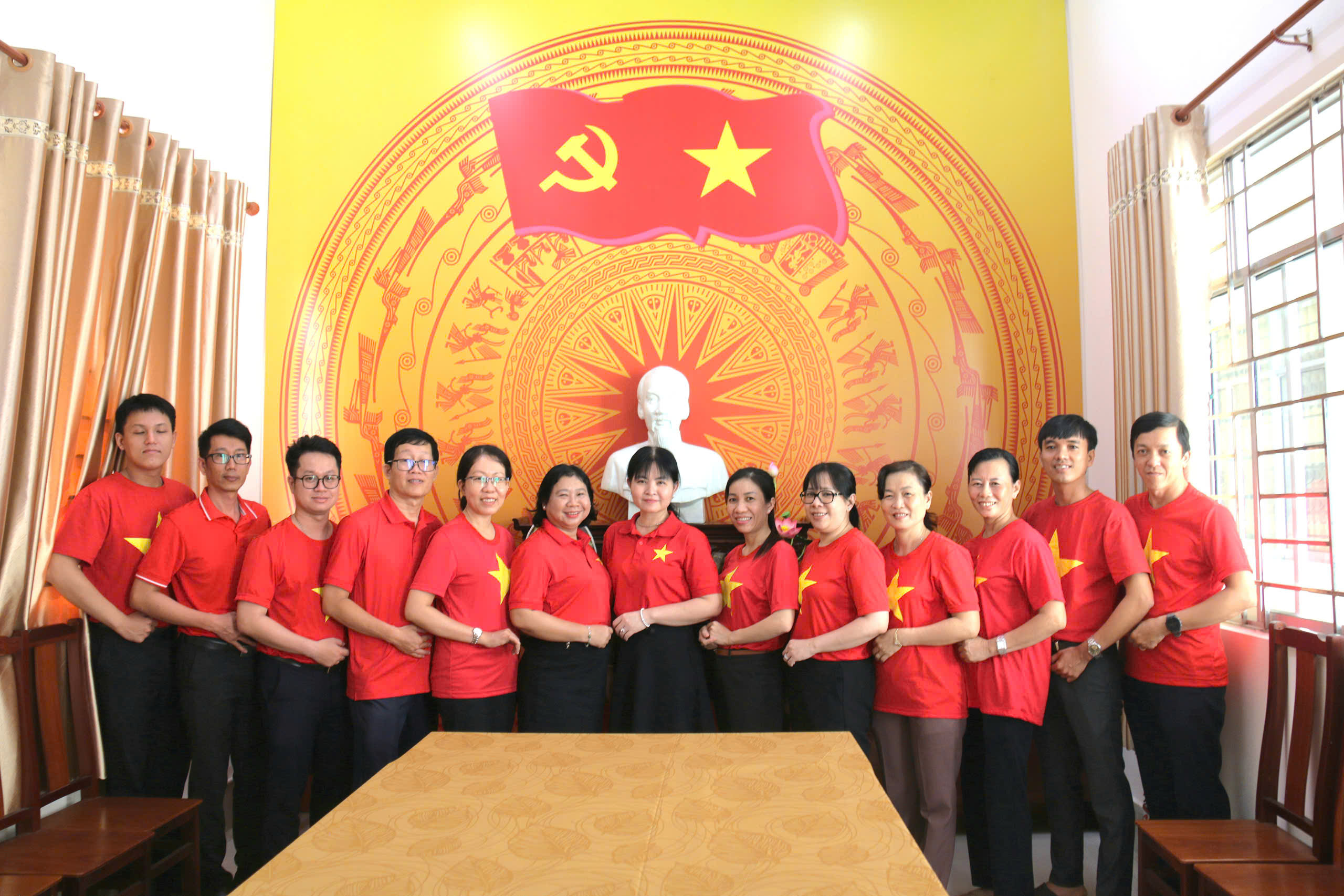 Tập thể Trung tâm Phục vụ hành chính công TP Cần Thơ chào mừng đại lễ 30/4.